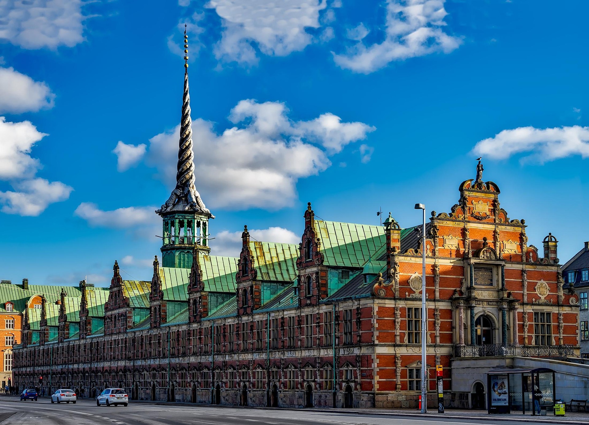 Hovedbygningen Kopenhagen – Historische Universität von 1836 am Frue Plads mit Vor Frue Kirke gegenüber, Dänemark