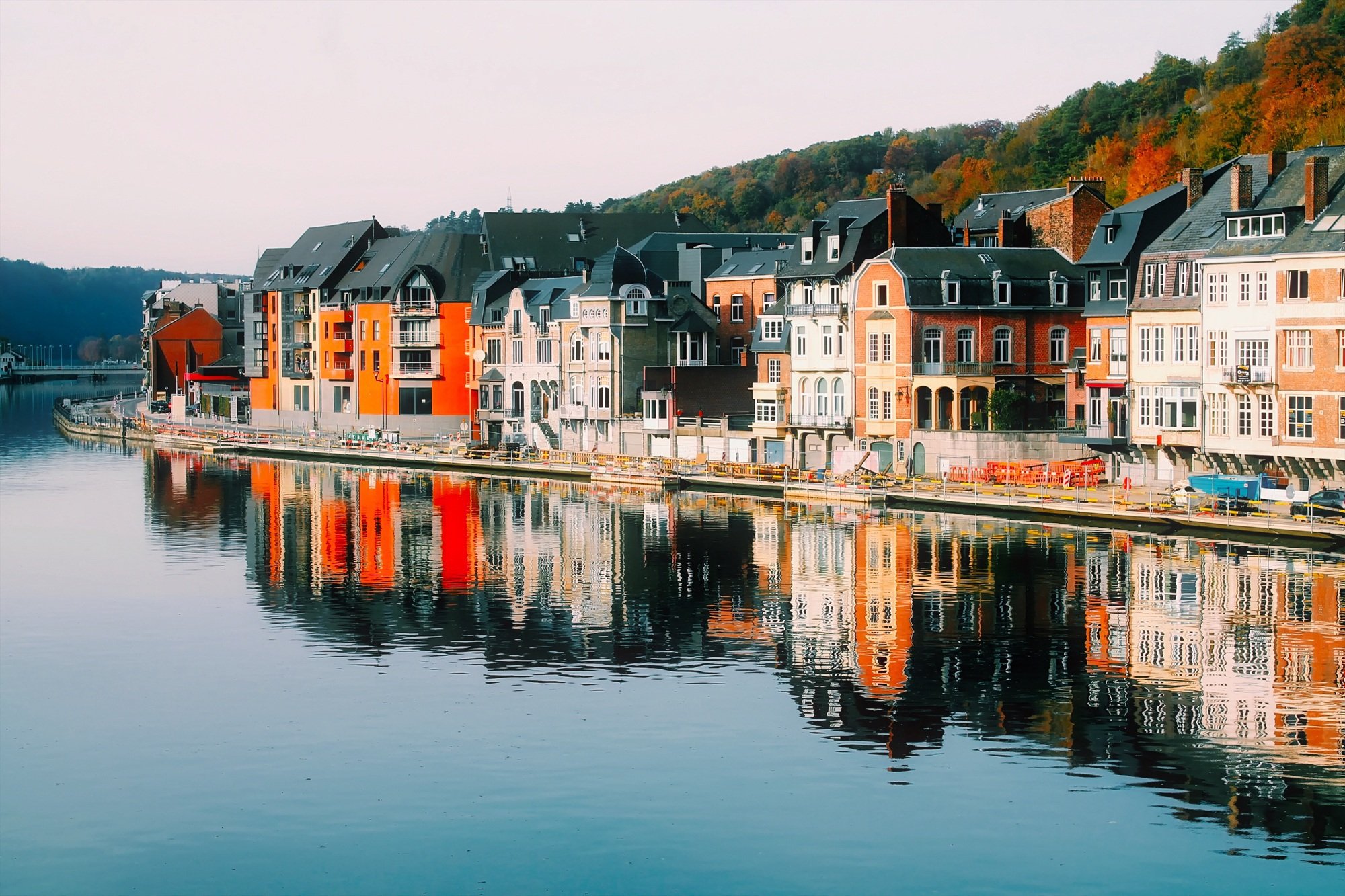 Dinant, Belgien – Farbenfrohe Fassaden direkt am Flussufer, Belgien
