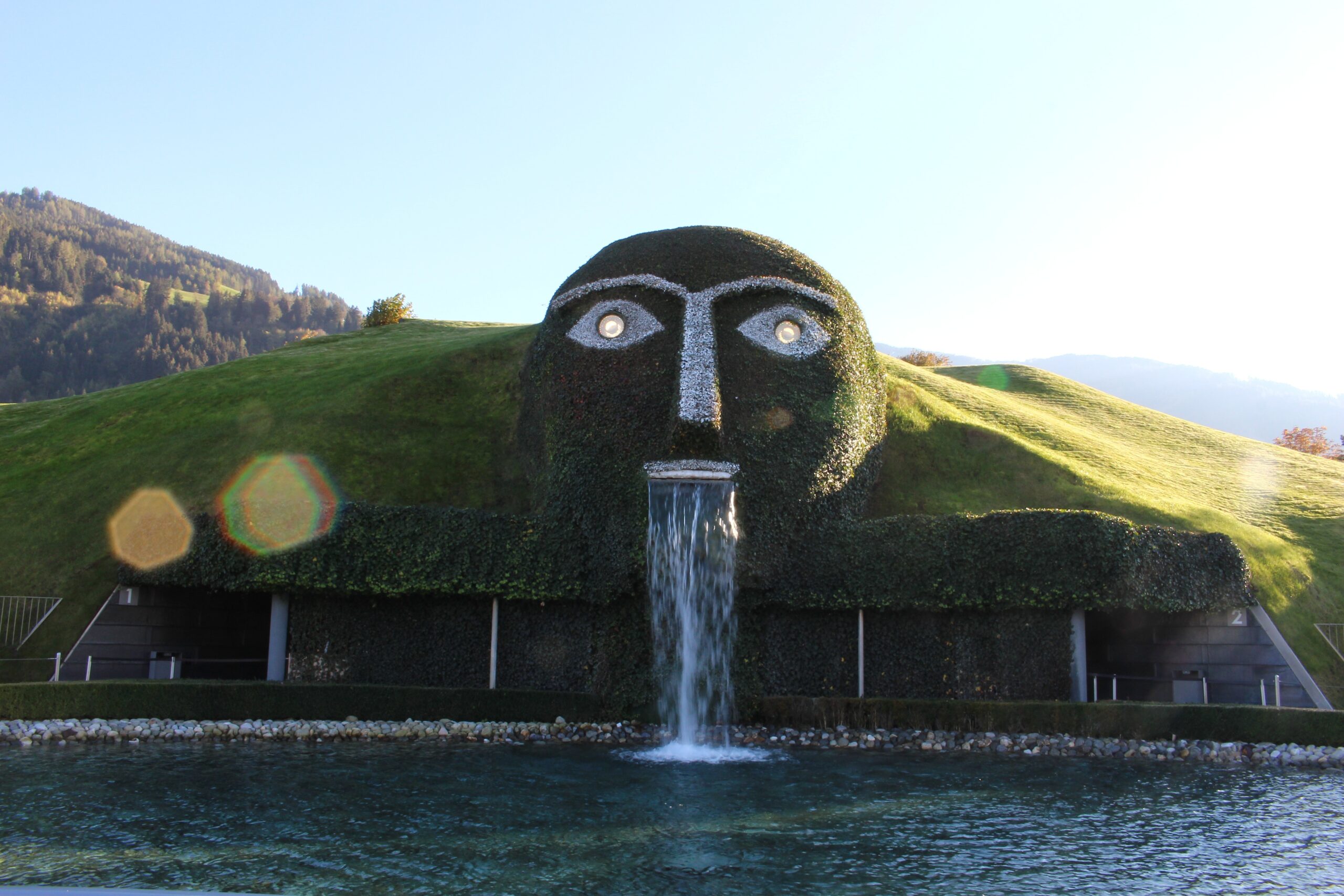 Wattens, Swarovski Kristallwelten – Grüner Riesenkopf mit Wasserfall als Eingang, Tirol, Österreich