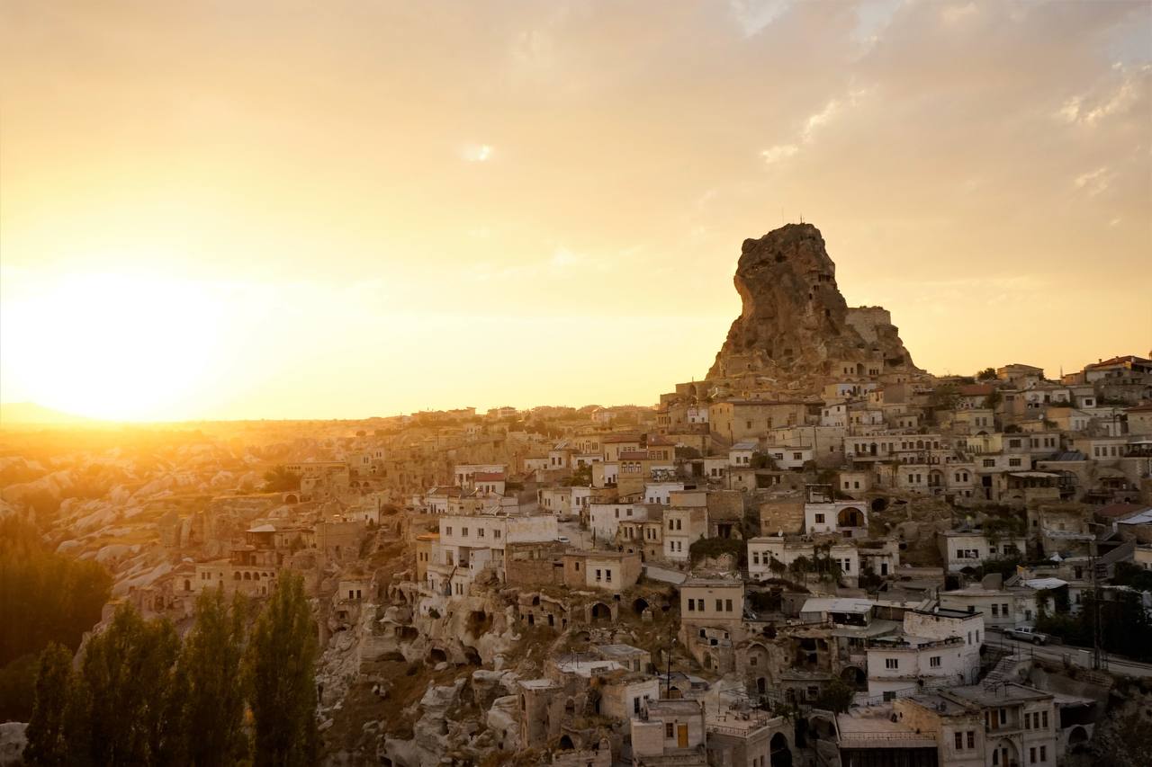Ortahisar Burg – Felsenturm und Höhlenhäuser in Anatolien, Türkei