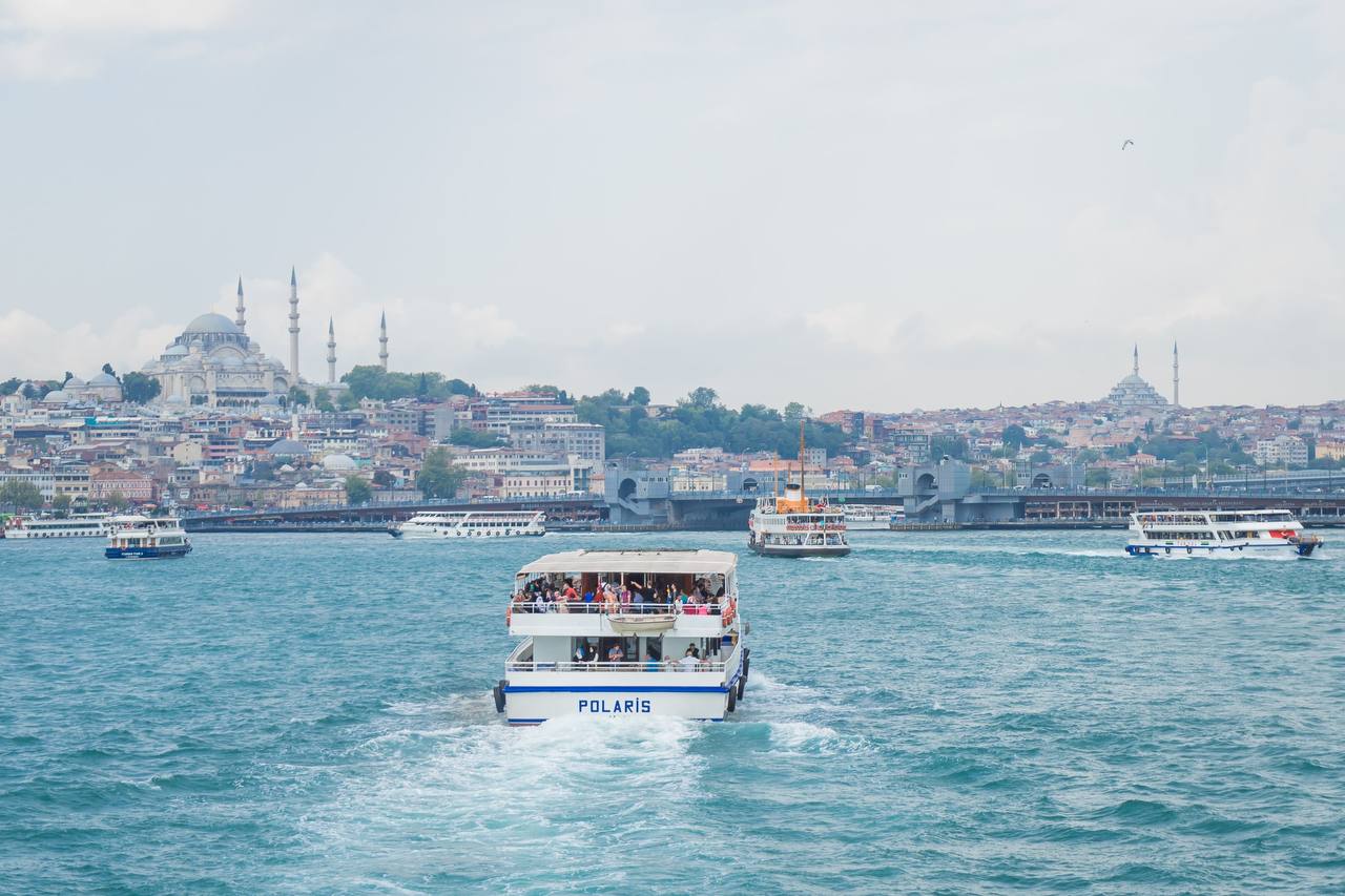 Meer bei Istanbul – Passagierschiff vor der Silhouette der Stadt, Türkei
