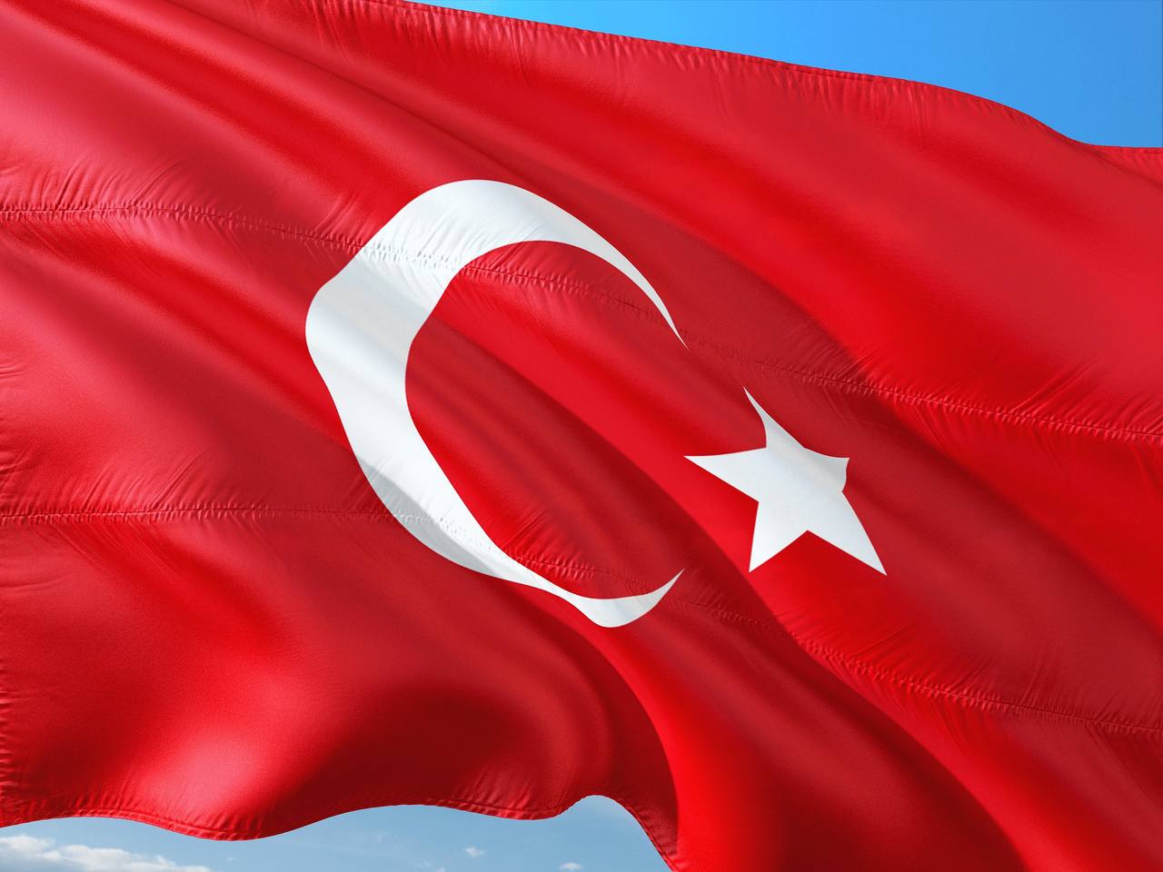 Flagge der Türkei – Wehende rote Flagge vor blauem Himmel, Türkei
