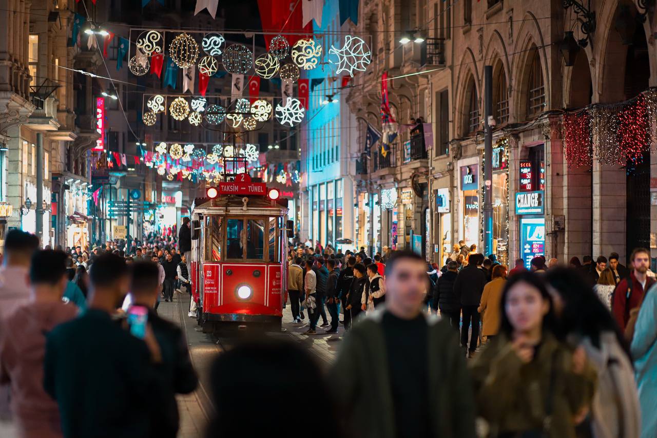 Istanbul – Abendliche Straßenbahn im Stadtverkehr, Türkei