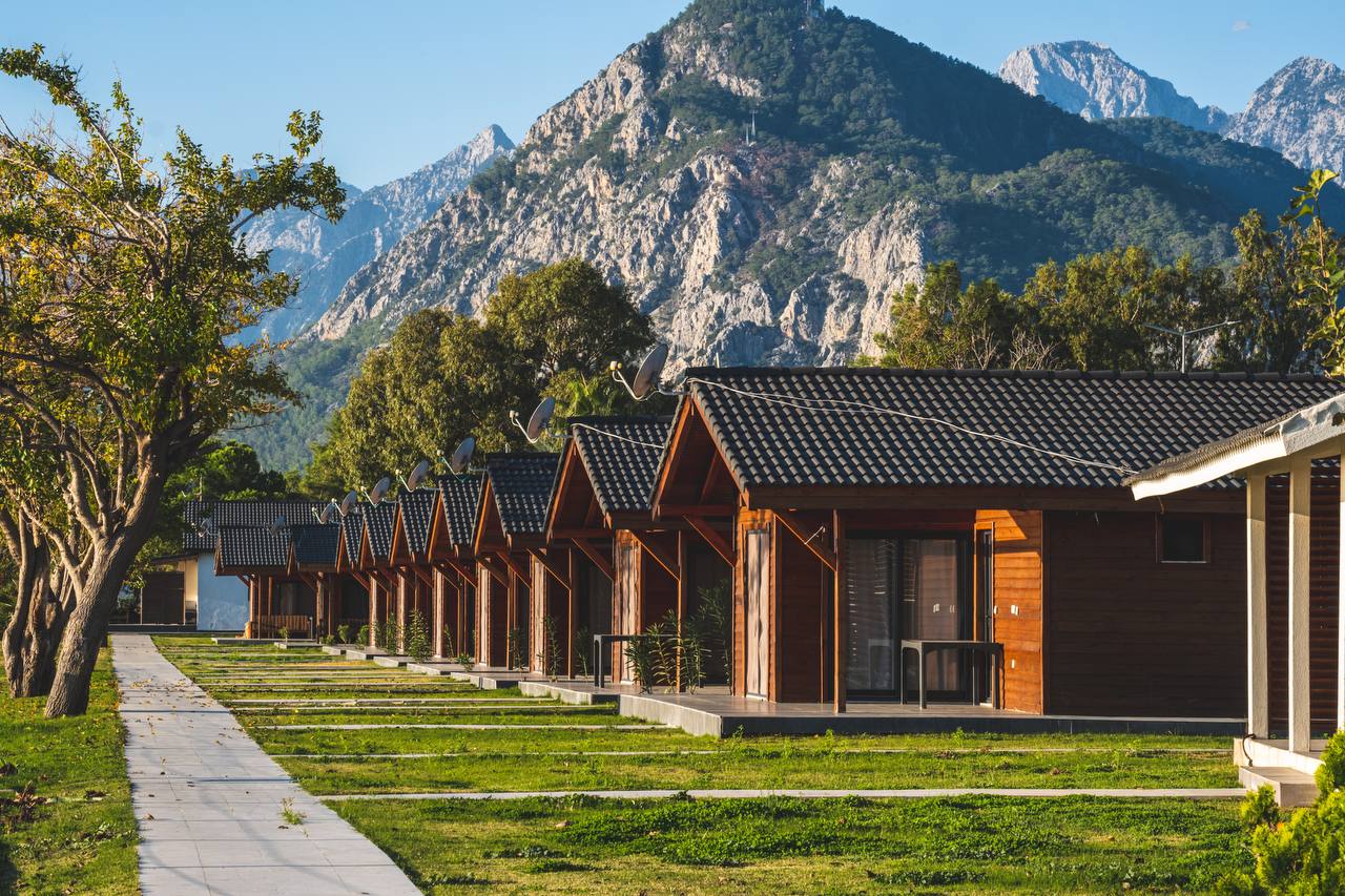 Türkei, Berglandschaft – Bungalowanlage umgeben von grünen Hügeln, Türkei
