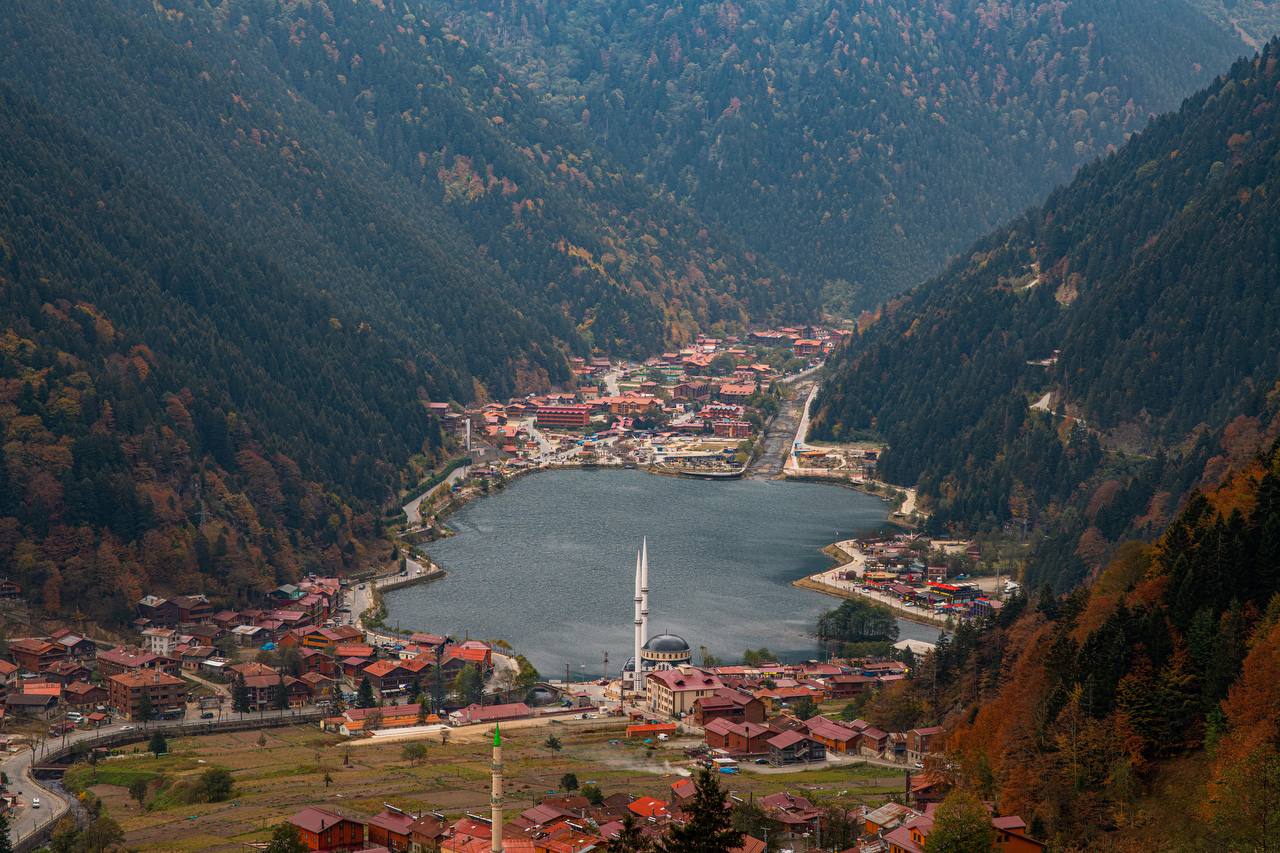 Uzungöl Trabzon – Bergsee mit Dorf und Moschee in den Pontischen Alpen, Türkei