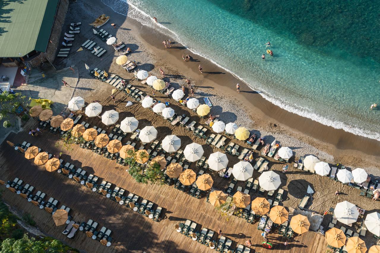 Türkische Küste – Sandstrand mit türkisfarbenem Meer, Türkei