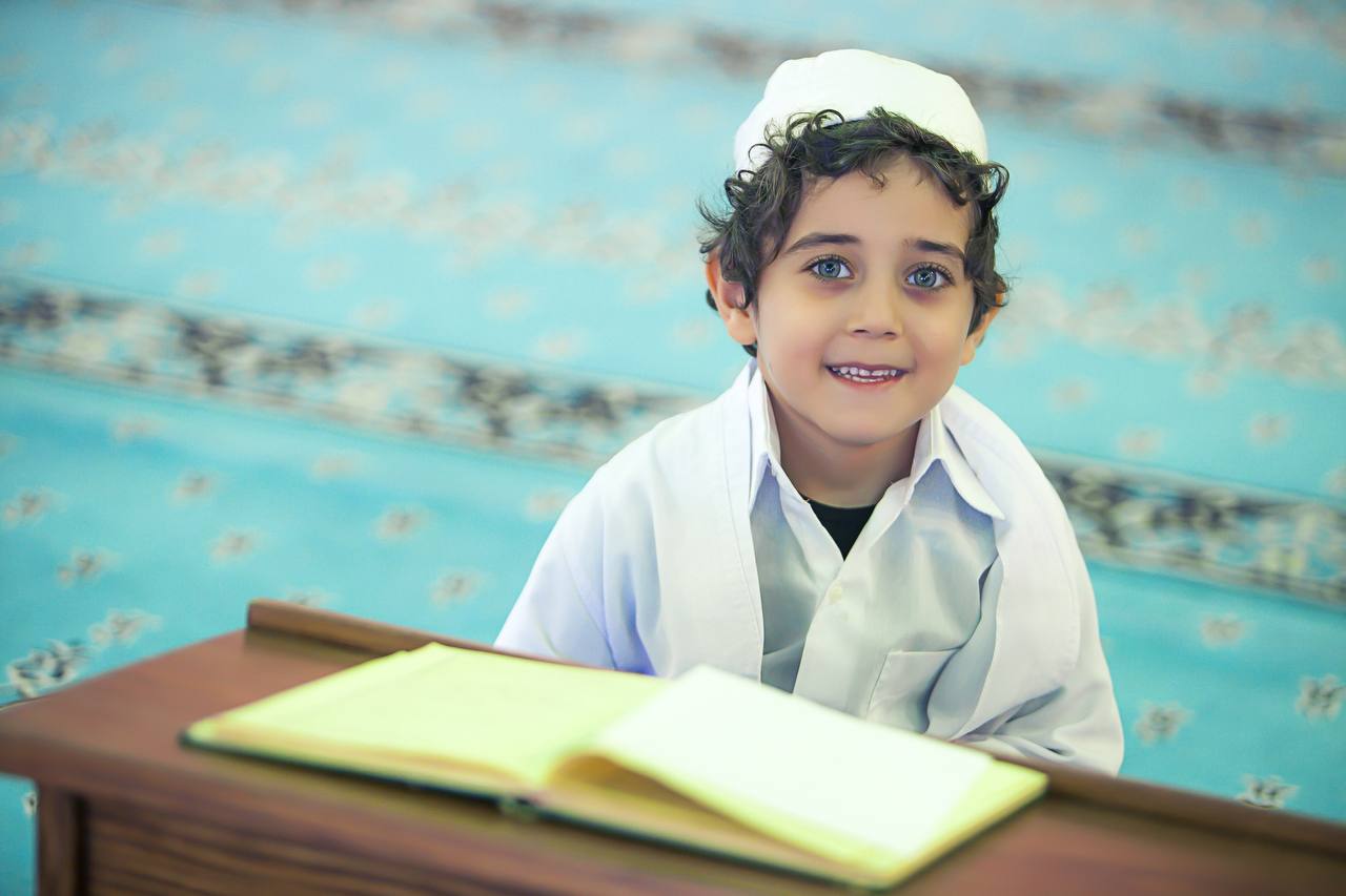 Türkischer Junge beim Lernen – Schüler mit einem Buch, Türkei