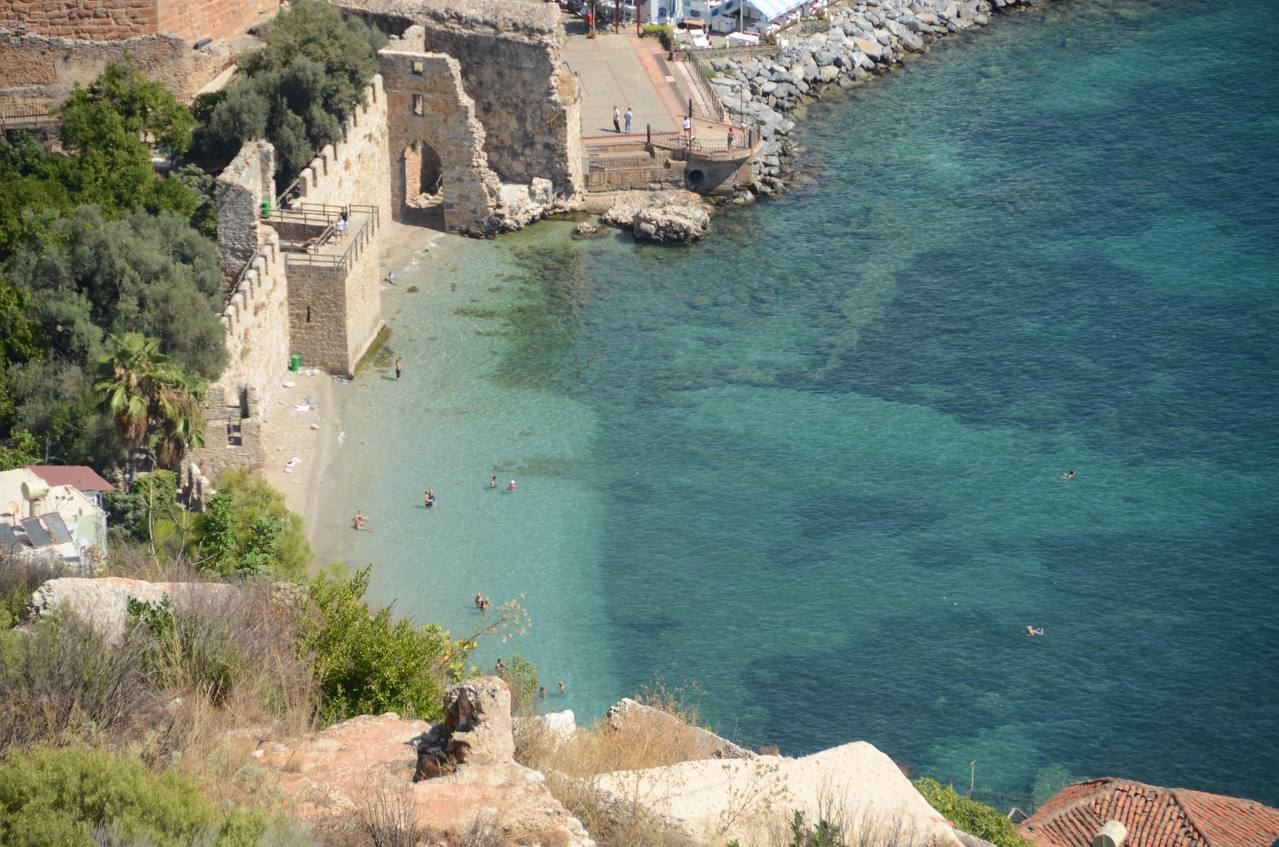 Strand mit Burgruine – Türkische Küste mit historischen Gemäuern, Türkei