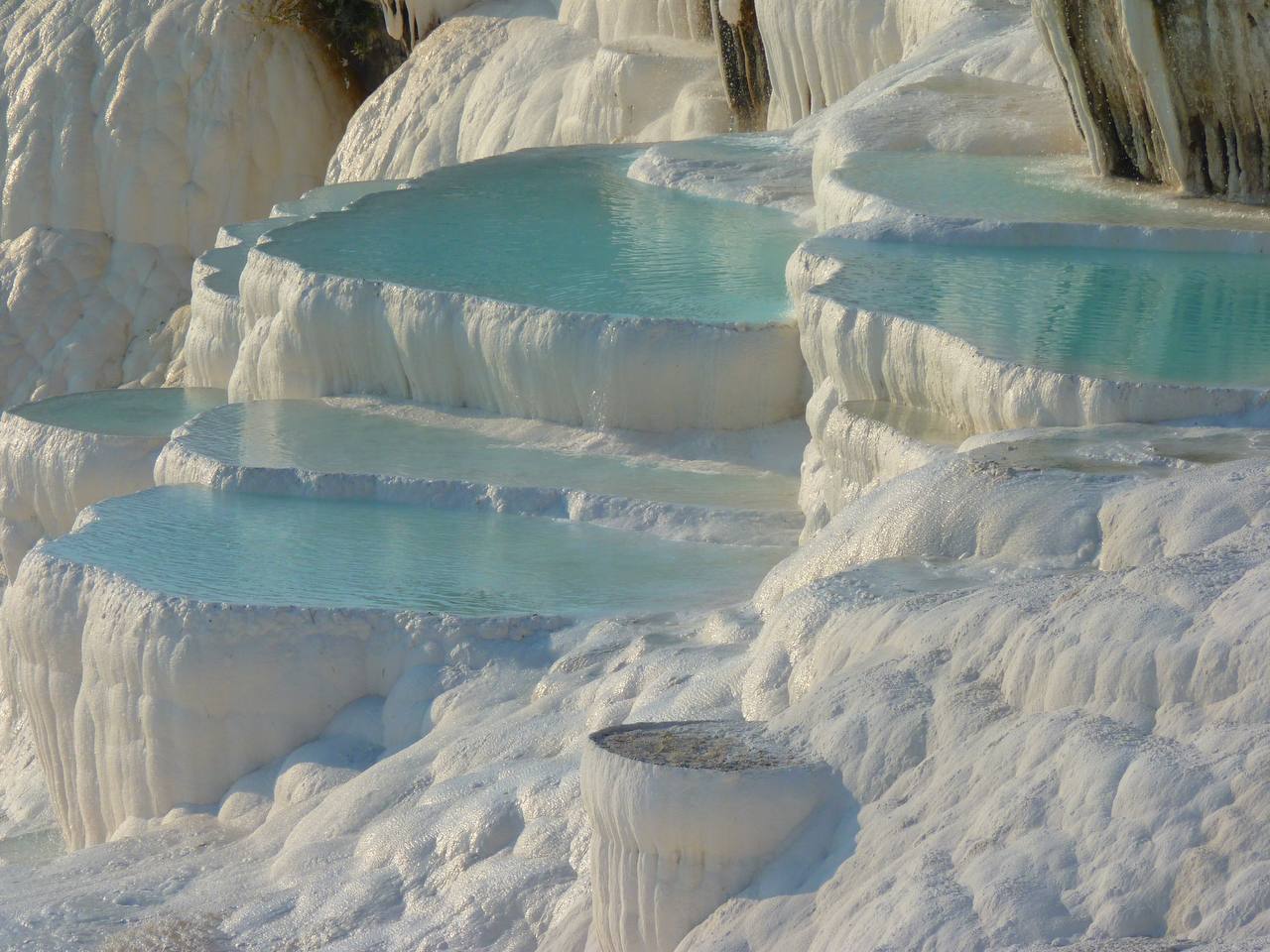 Pamukkale, Türkei – Weiße Kalksinterterrassen mit türkisfarbenem Wasser, Türkei
