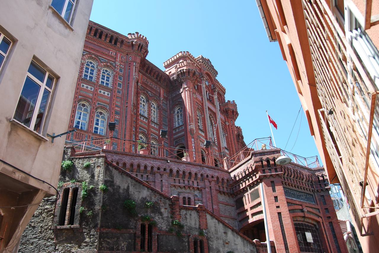 Historisches Gebäude des ehemaligen Griechisch-Orthodoxen Phanar-Gymnasiums in Istanbul, Türkei, mit markanter roter Backsteinfassade und neobyzantinischer Architektur.