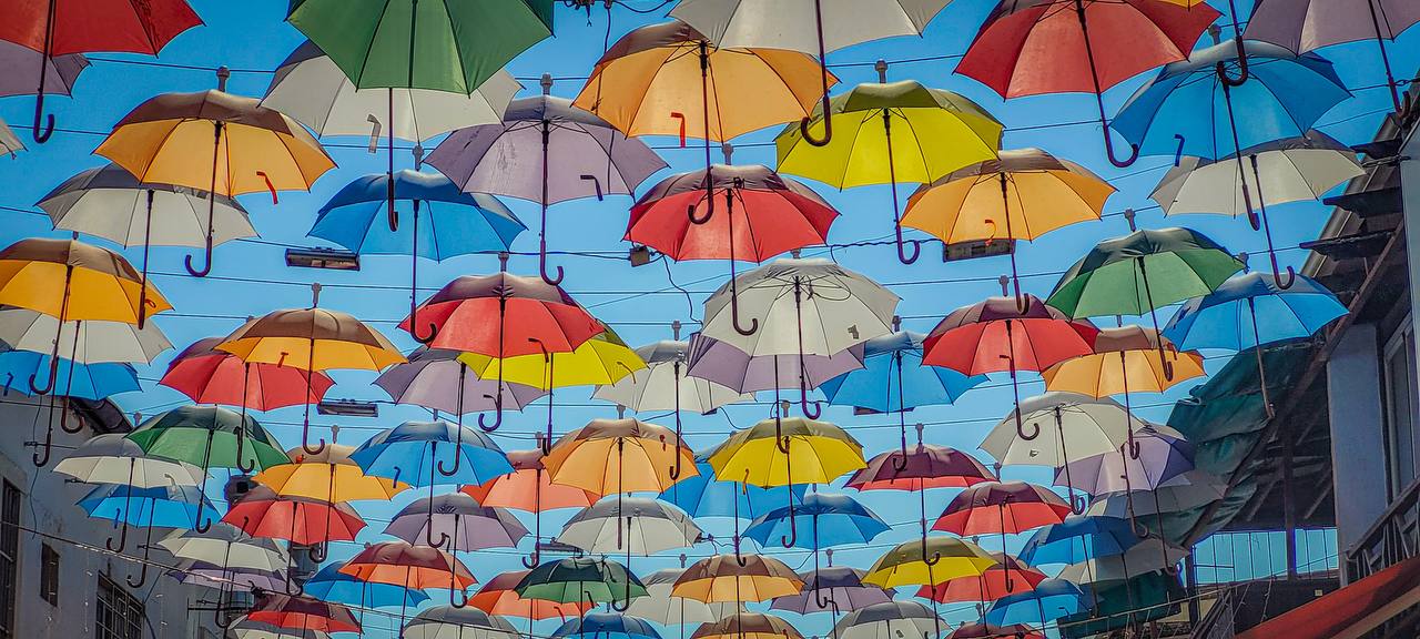 Hoca Tahsin Sokak, Istanbul – Regenschirm-Skyline als Kunstprojekt in der Fußgängerzone, Türkei