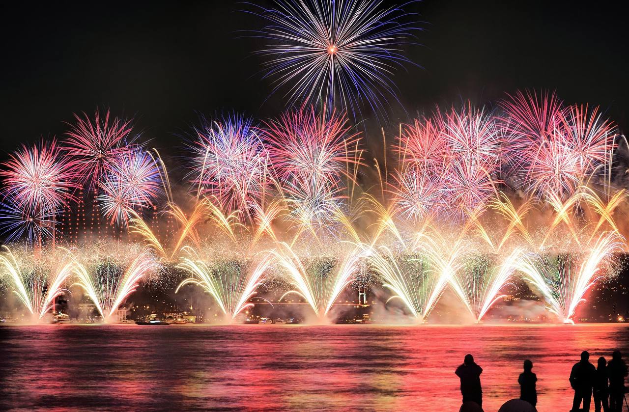 Feuerwerk in der Türkei – Nächtliche Explosionen und Lichter über der Stadt