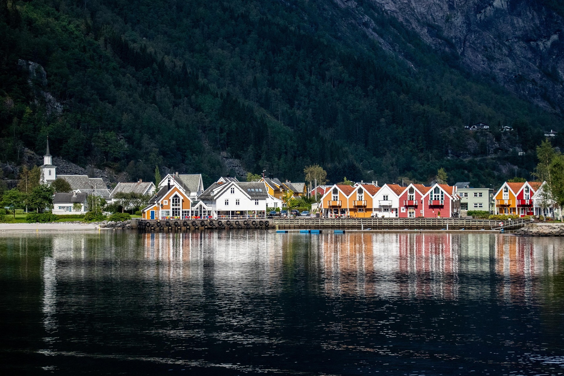 Norwegisches Dorf in den Bergen – Bunte Holzhäuser zwischen Fjorden und Gipfeln, Norwegen