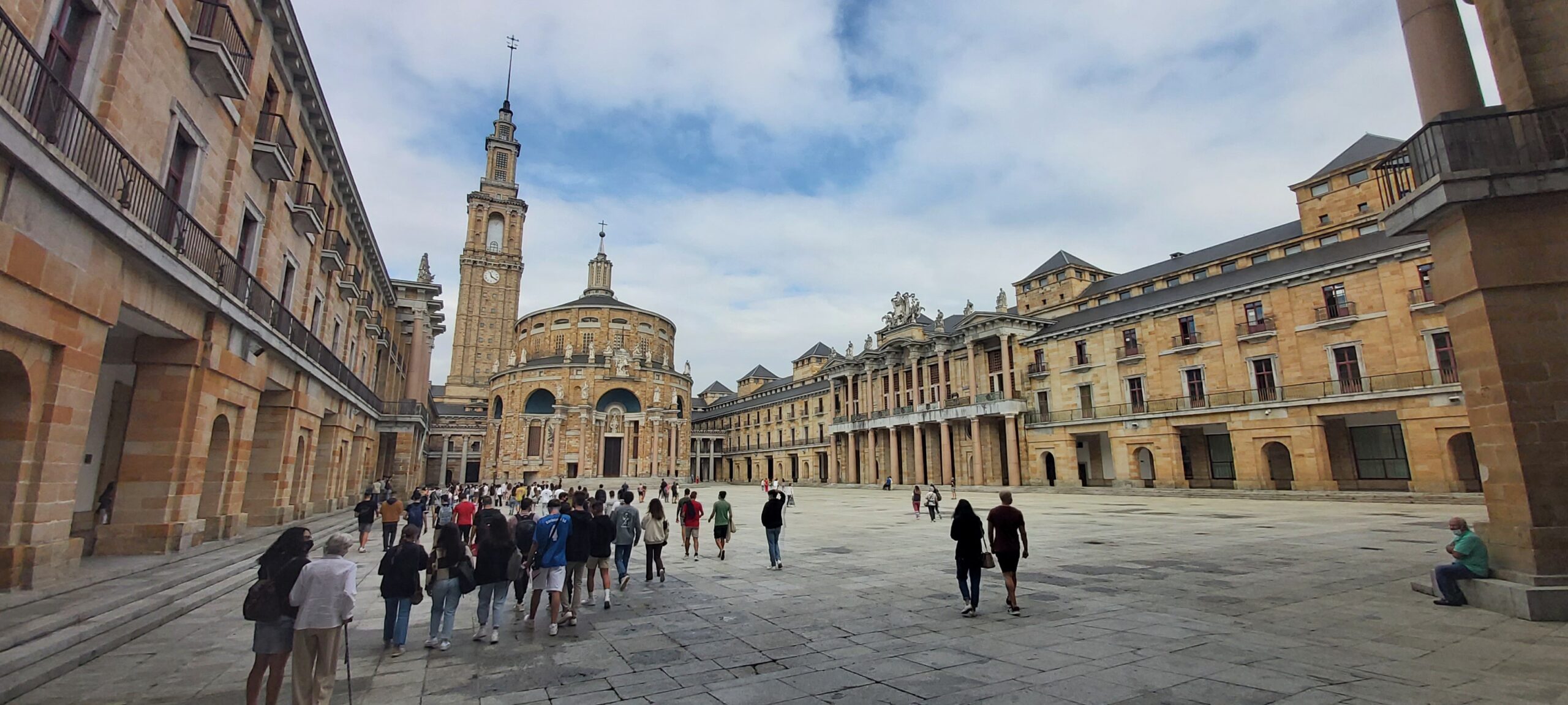 Universidad Laboral Gijón – Das größte Gebäude Spaniens im Neo-Herrerianischen Stil, Asturien, Spanien.