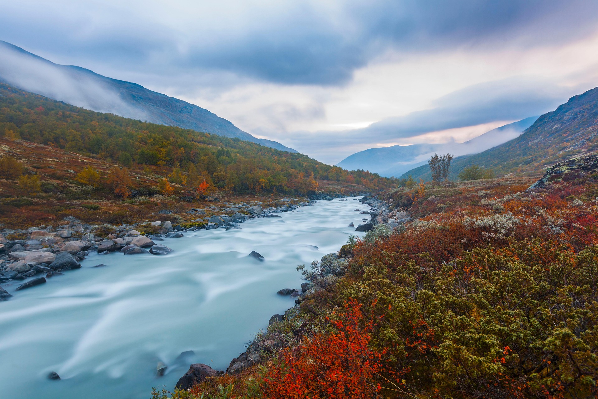 Norwegen – Bergfluss mit bunter Herbstlandschaft