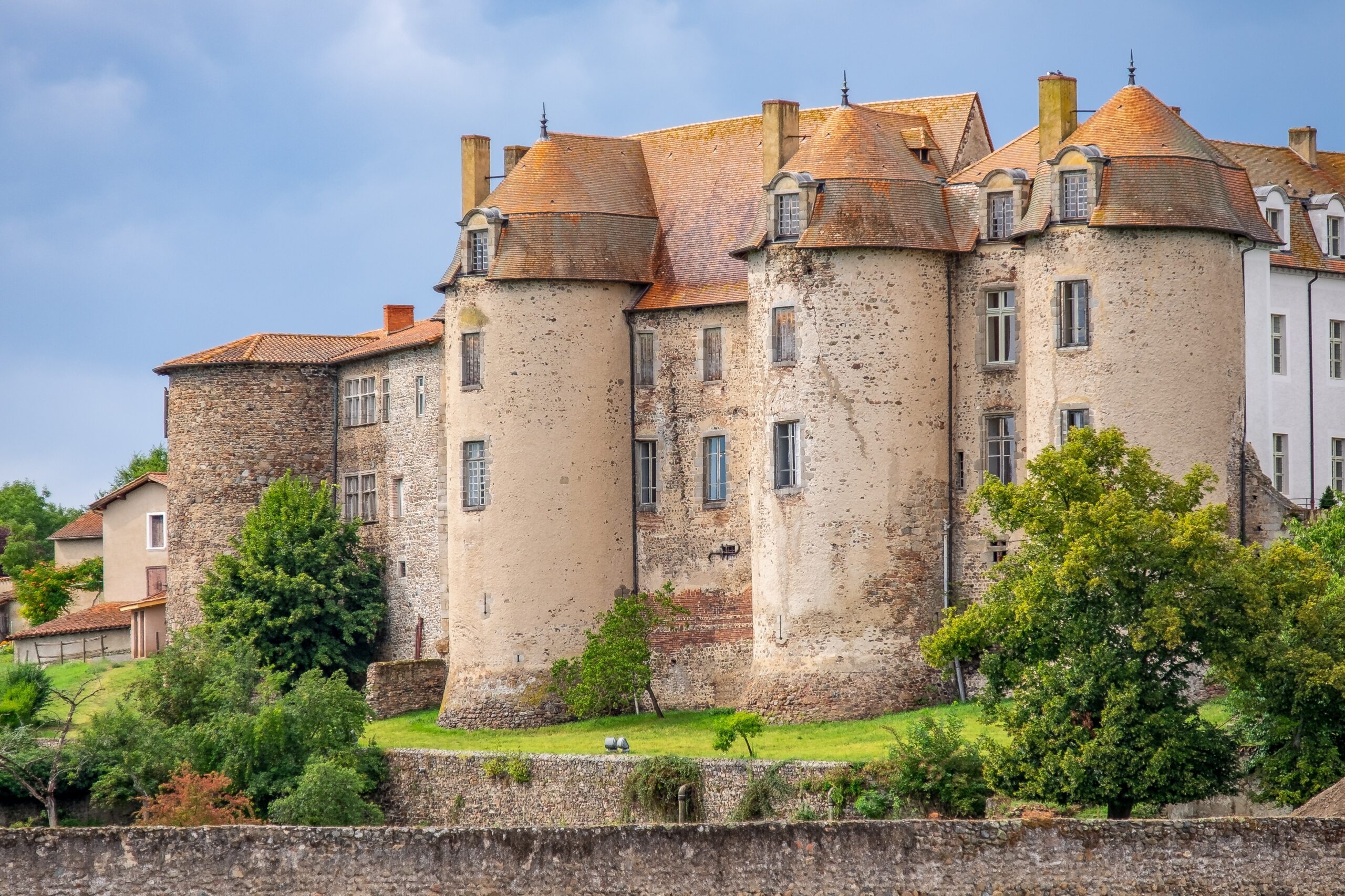 Château de Pommiers – Historisches Weingut und Plantagenêt-Burg aus dem 11.-13. Jahrhundert in der Gironde, Frankreich.