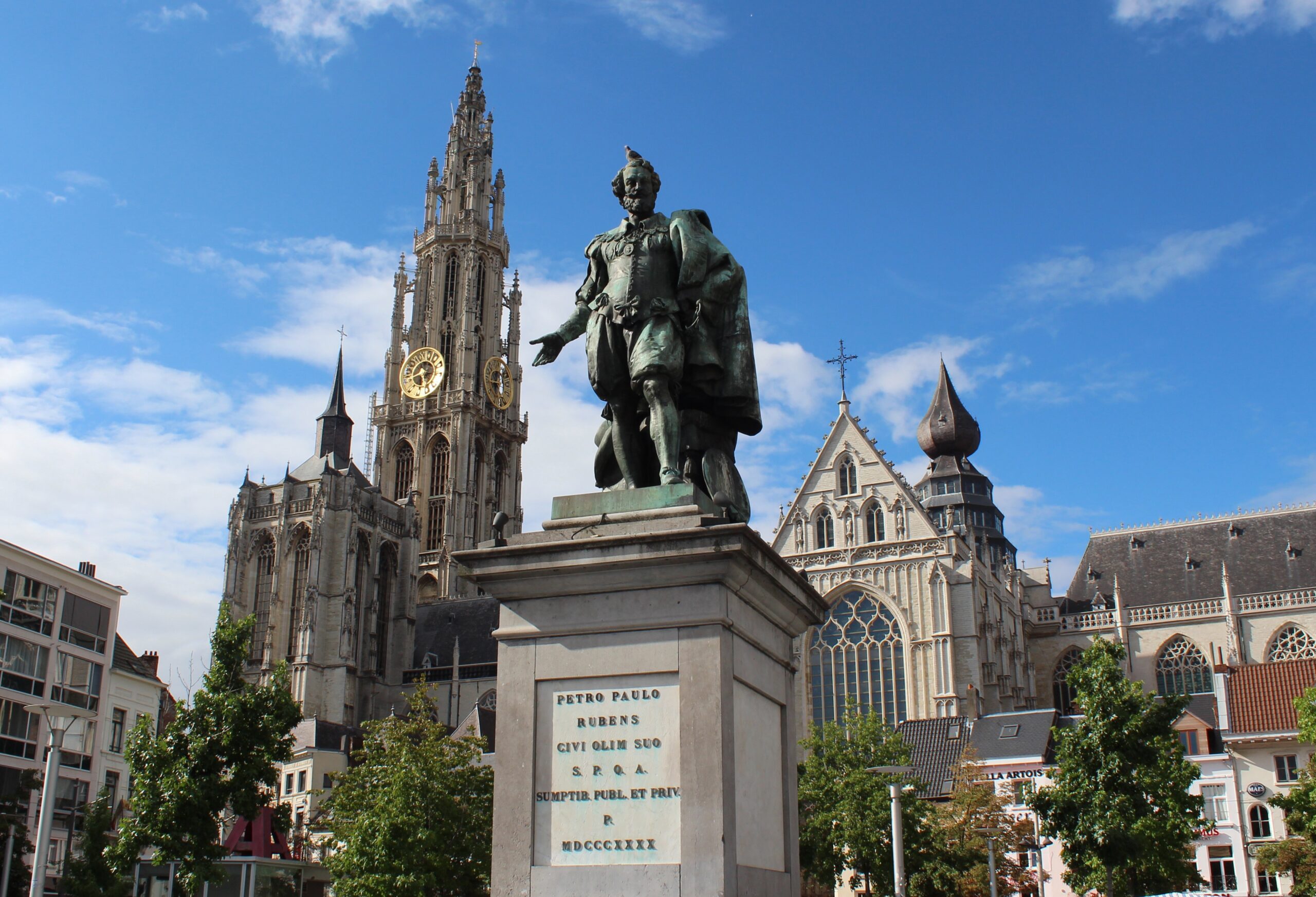Statue von Petro Paulo Rubens auf dem Groenplaats, Antwerpen – Bronzestandbild des Malers im Vordergrund, im Hintergrund die gotische Liebfrauenkathedrale, Belgien