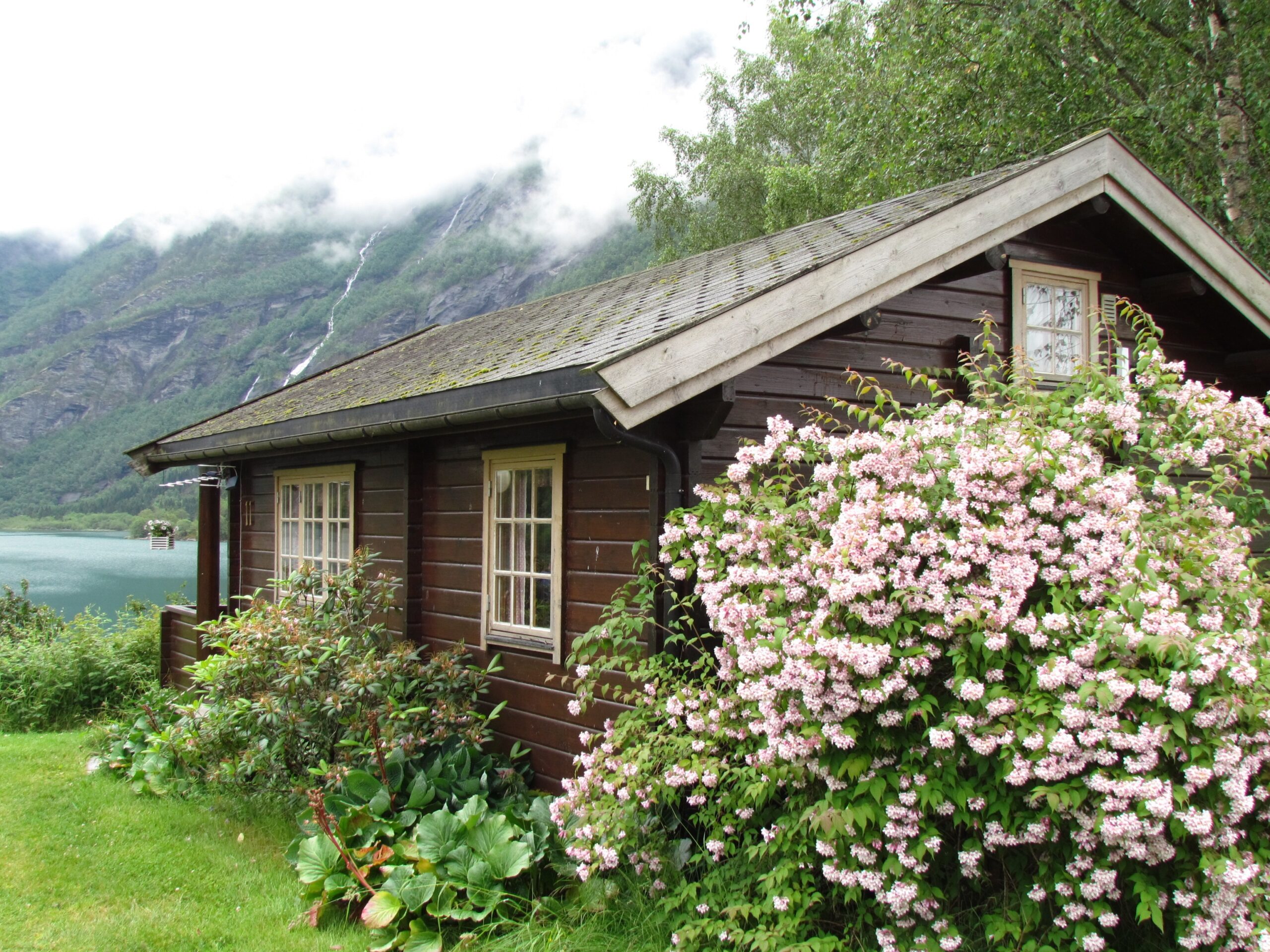 Norwegen – Alleinstehende Holzhütte in Berglandschaft, Norwegen
