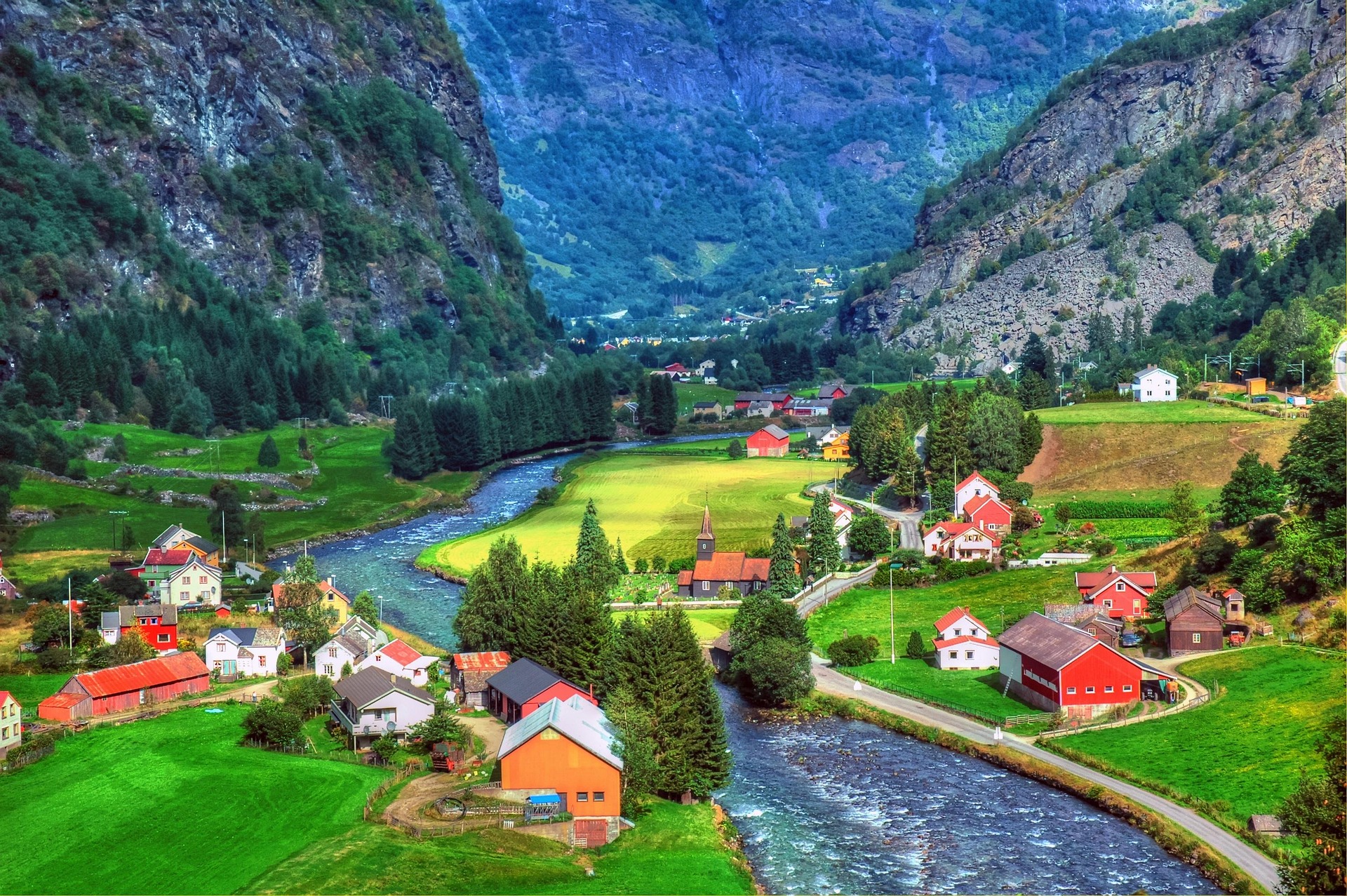 Fluss in norwegischem Bergdorf – Malerische Ortschaft mit Naturlandschaft, Norwegen