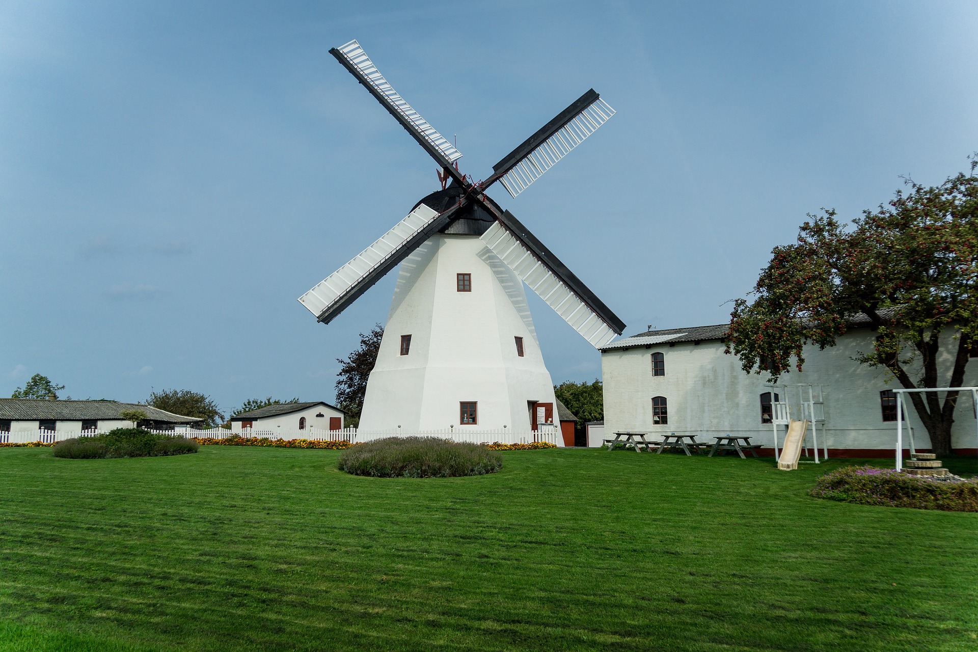 Mühle in Dänemark – Historische Windmühle aus Holz im ländlichen Raum, Dänemark
