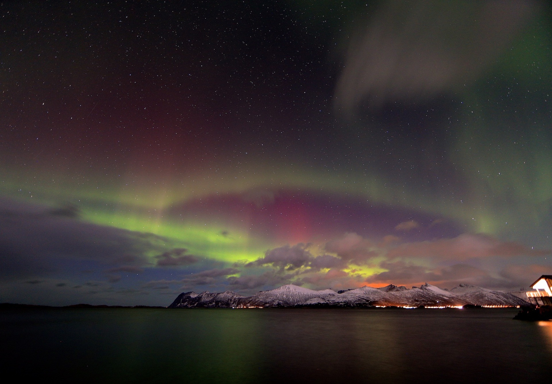 Norwegen – Aurora borealis über verschneiten Gipfeln