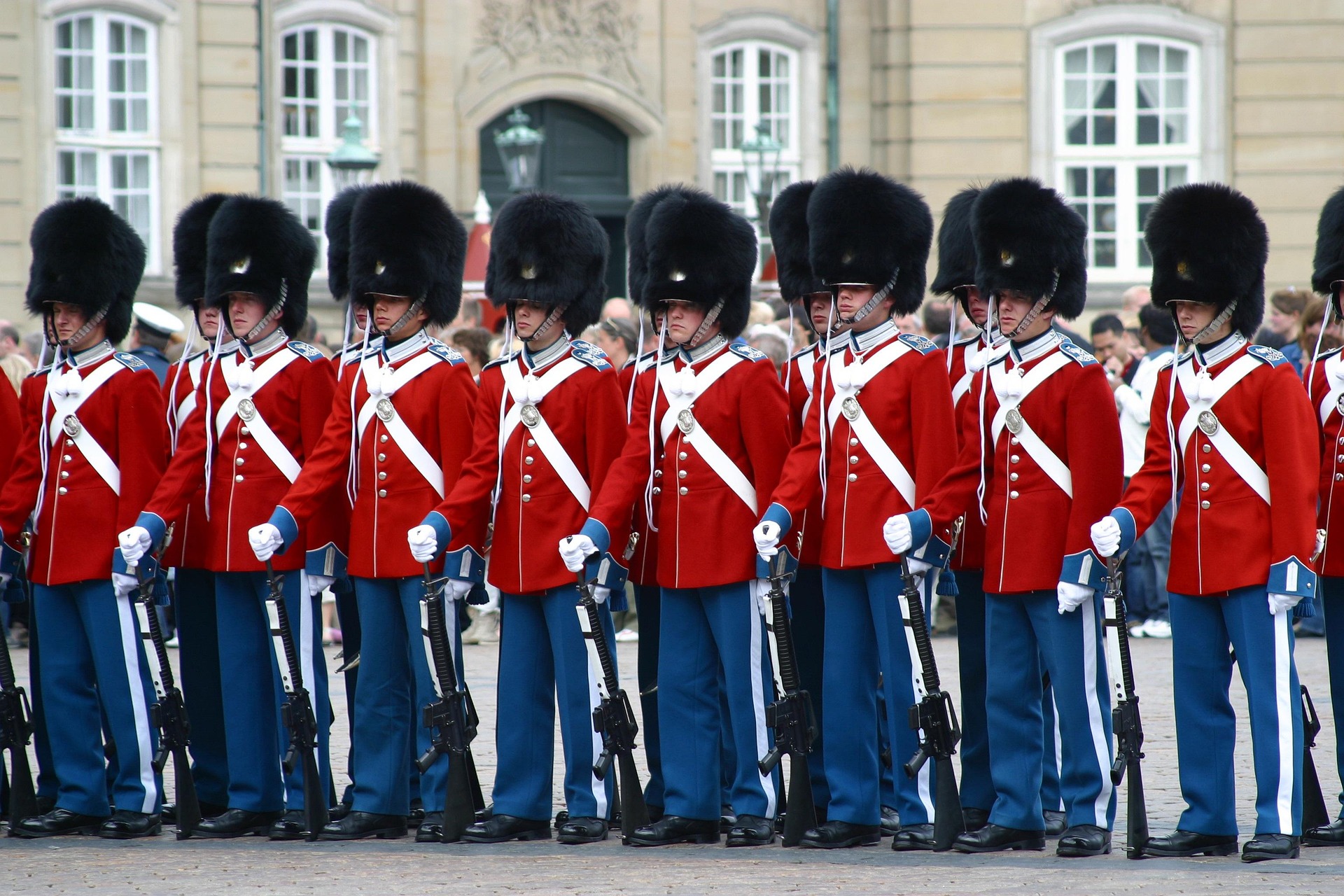 Kopenhagener Gardewechsel – Wachablösung der Königlich Dänischen Garde vor Schloss Amalienborg, Dänemark