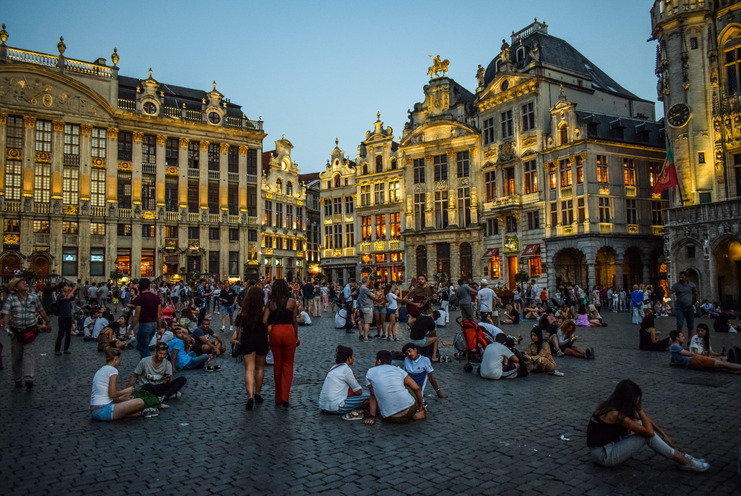 Grand Place Brüssel – Beleuchteter historischer Platz am Abend mit vielen Menschen, Belgien