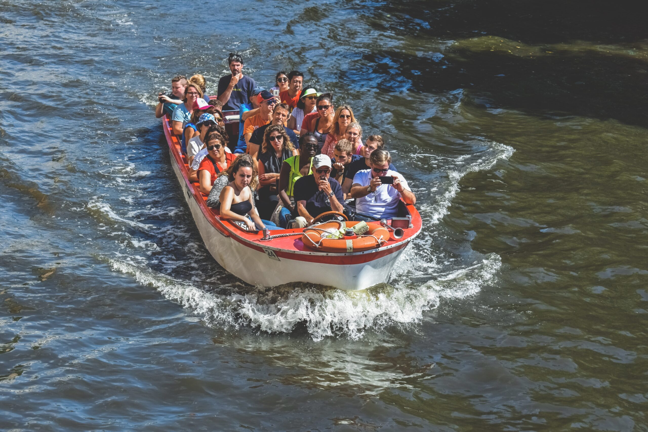 Belgien – Menschen genießen Bootsfahrt in der Freizeit, Belgien