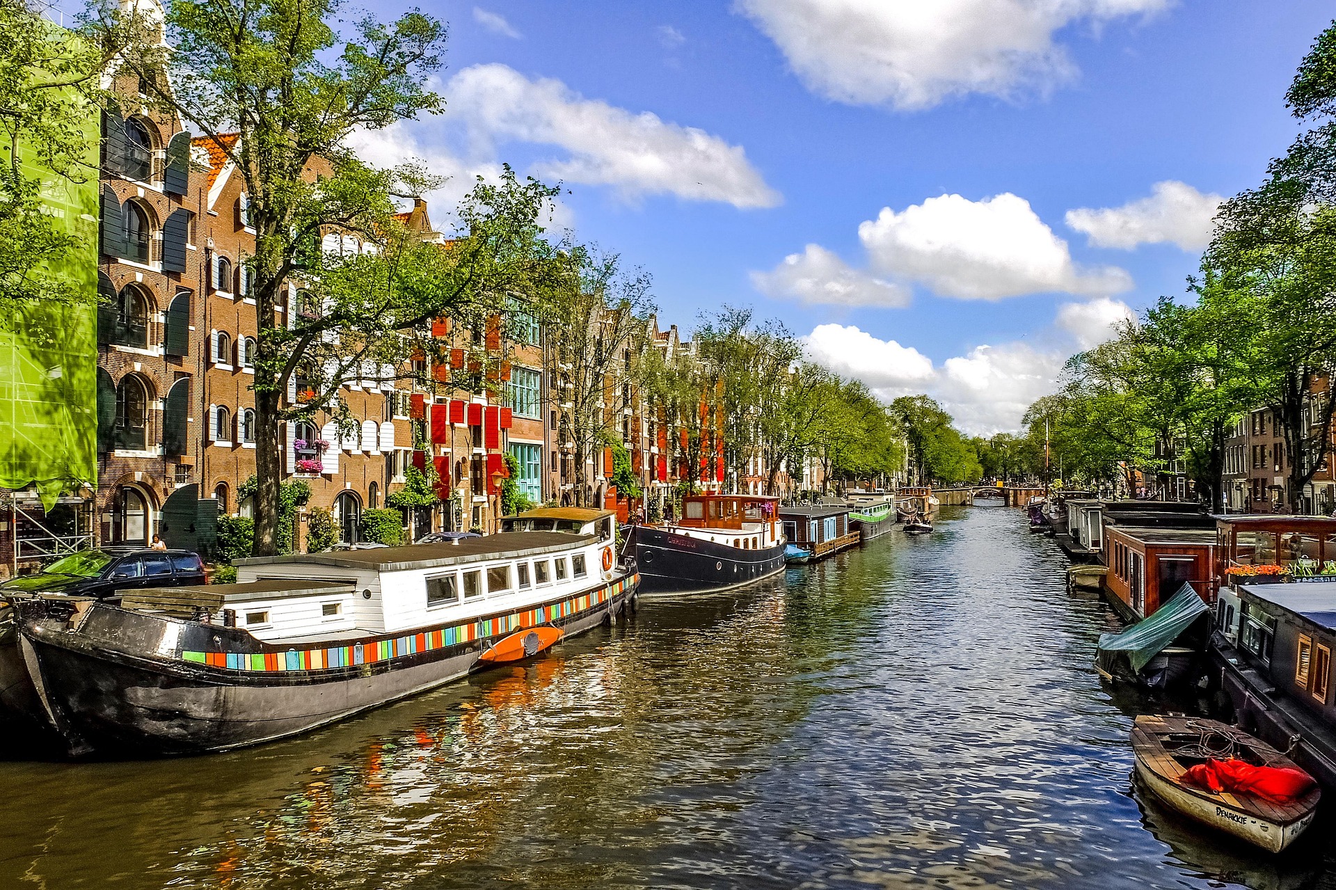 Amsterdam – Kanal mit Booten und Grachtenhäusern, Niederlande