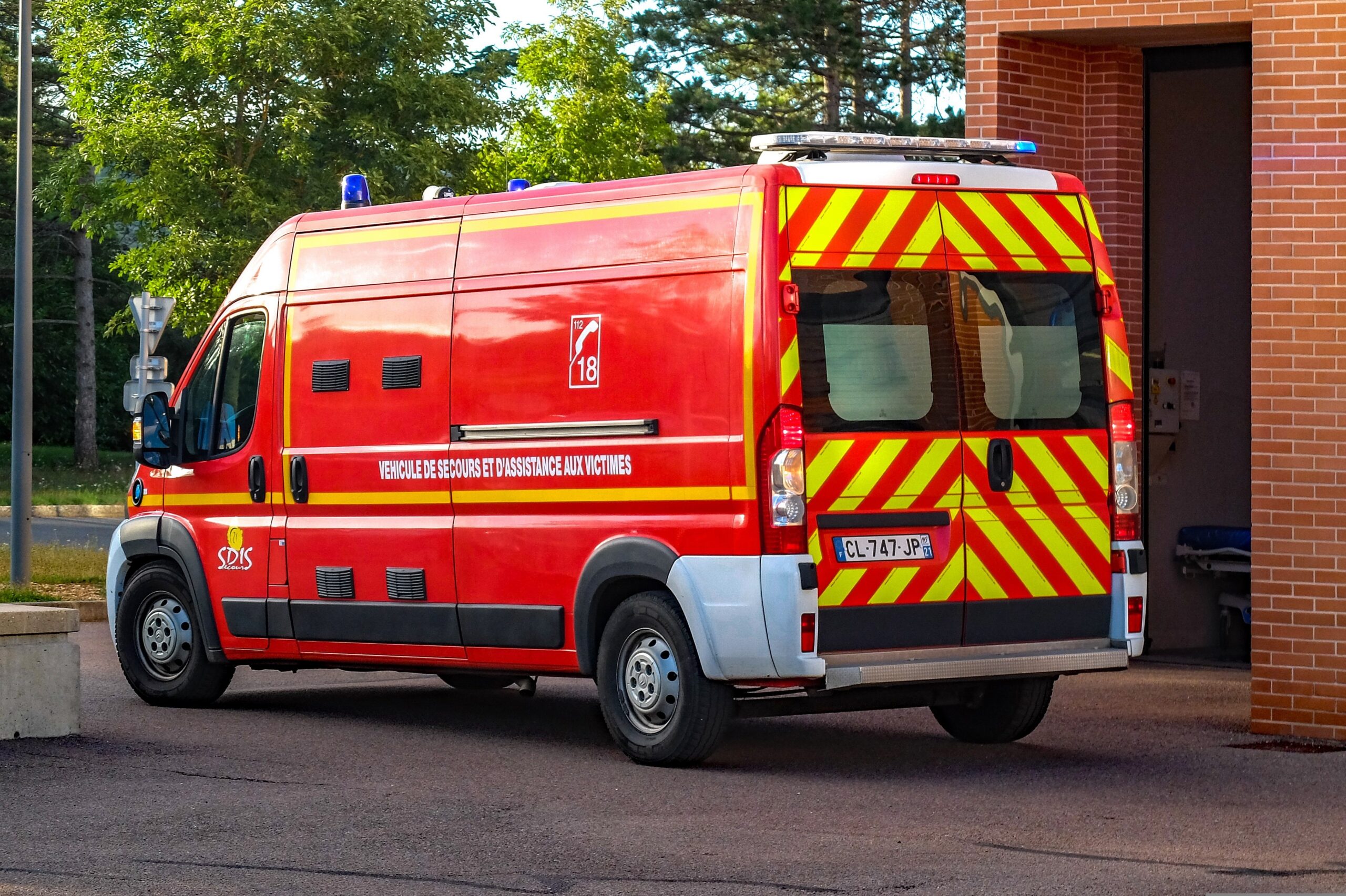 Notarztwagen Frankreich – Ambulanzfahrzeug vor Krankenhaus in Frankreich