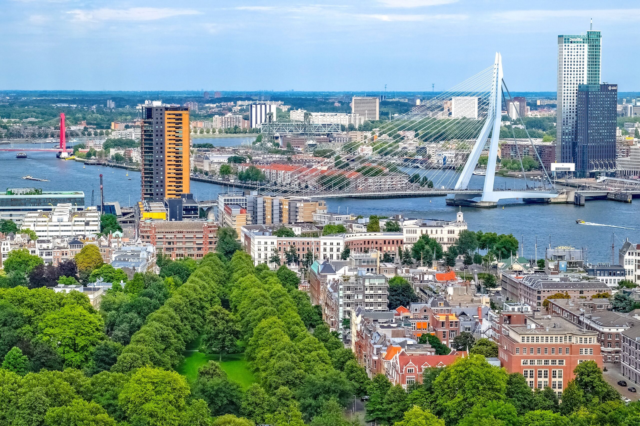 Rotterdam – Stadtansicht aus der Vogelperspektive mit Hafen und moderner Architektur, Niederlande