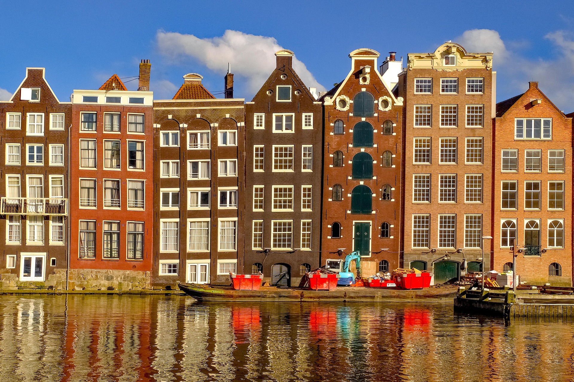 Amsterdam – Typische Grachtenhäuser am Fluss, Niederlande