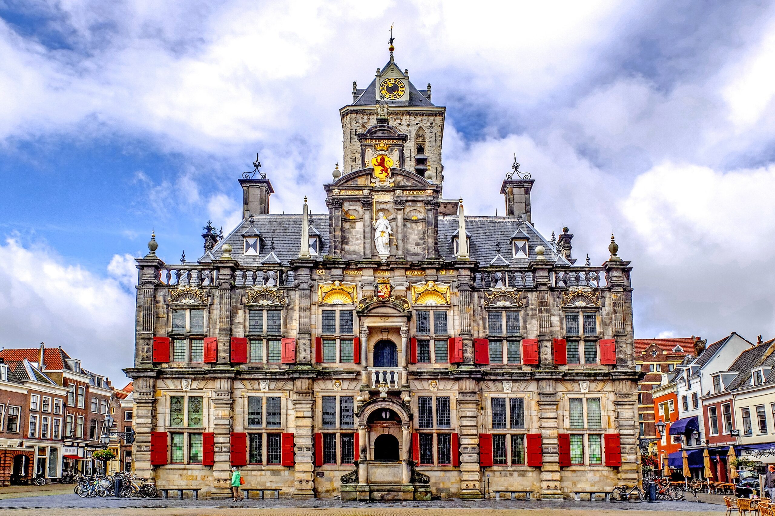 Marktplatz Delft – Rathaus mit Sandsteinfassade und Arkaden, Niederlande