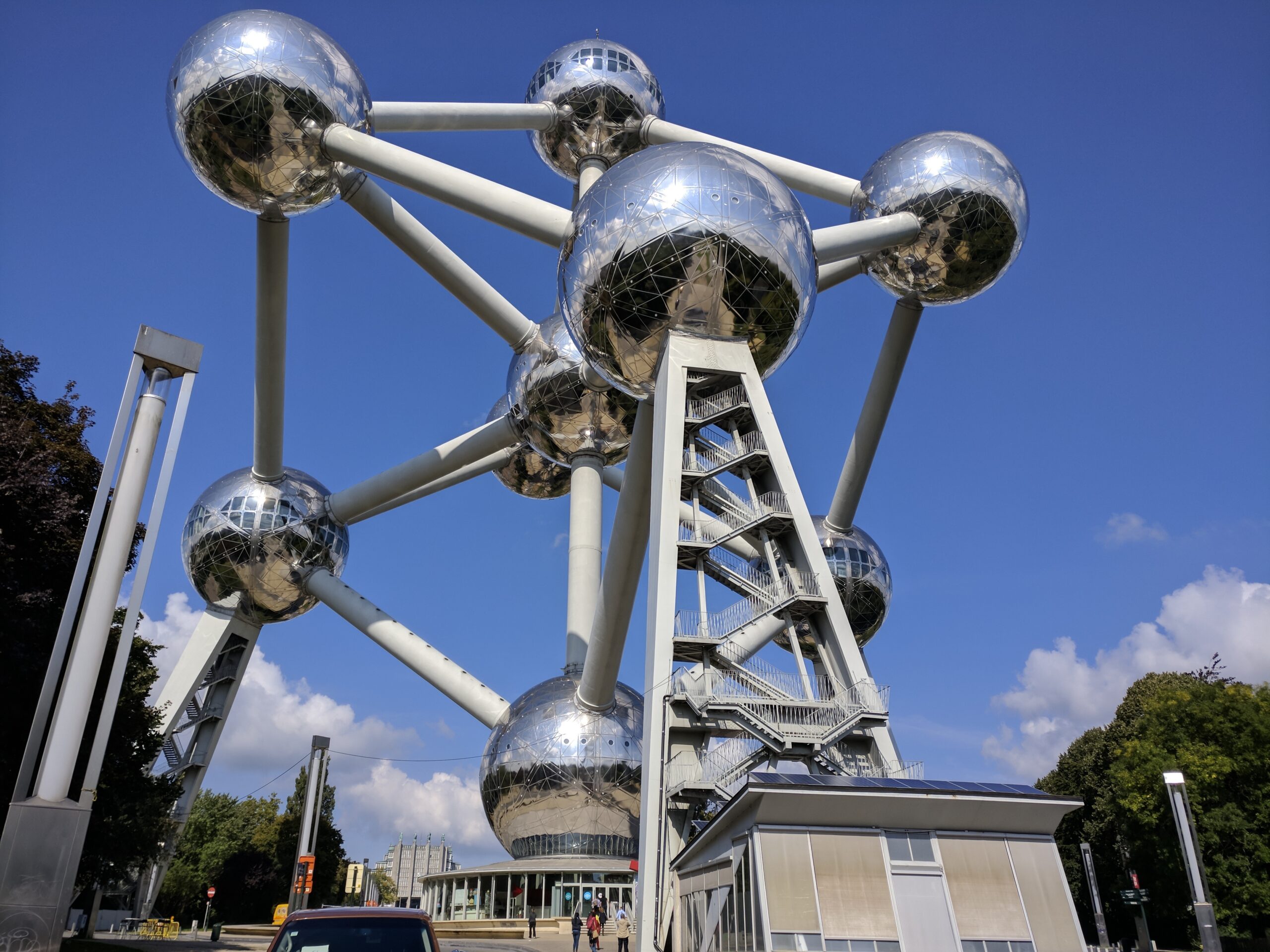 Atomium Brüssel – 102 Meter hohe Stahlkonstruktion mit neun Kugeln im Heysel-Park, Belgien