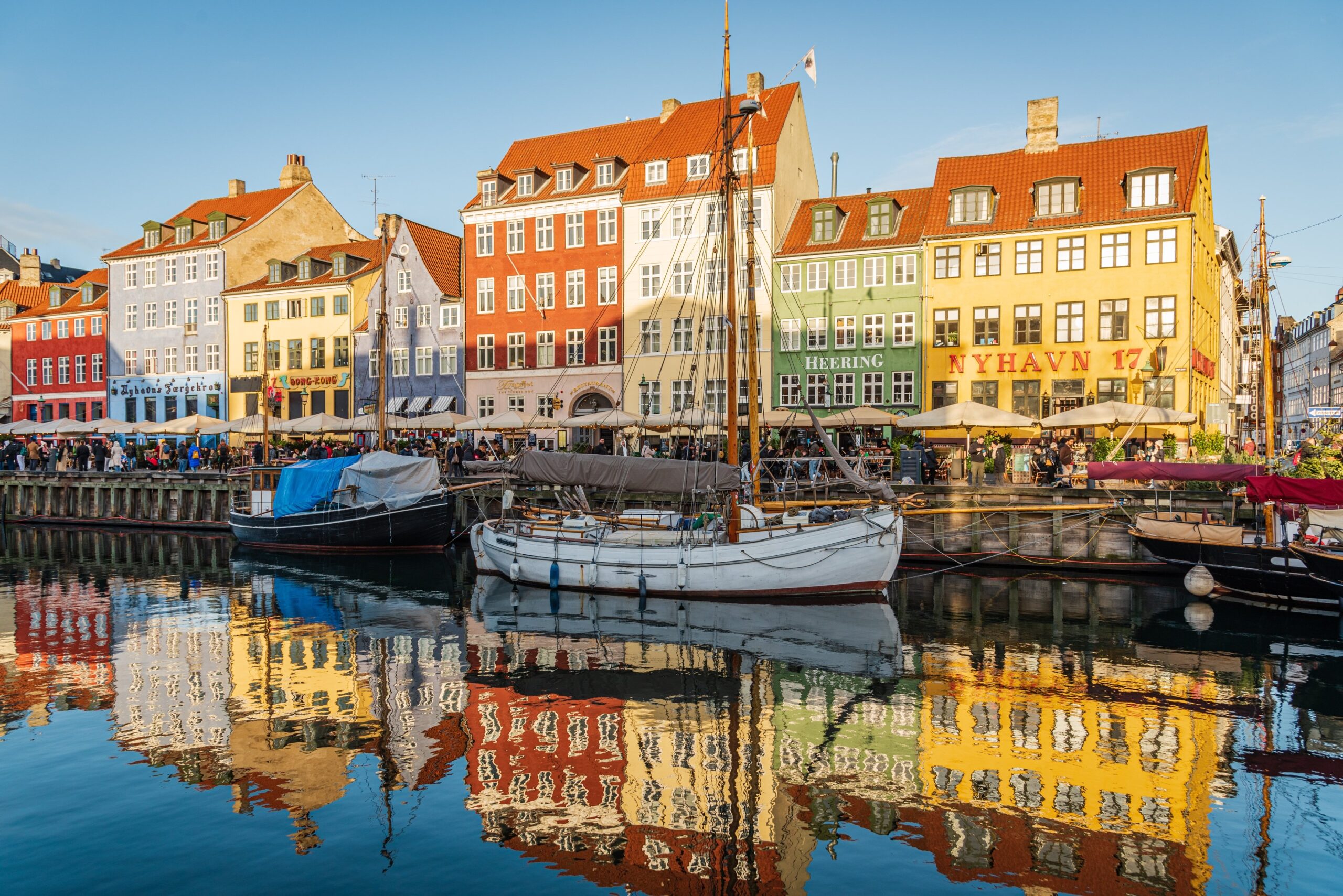 Nyhavn, Kopenhagen – Bunte Häuser am Kanal mit Booten, Dänemark
