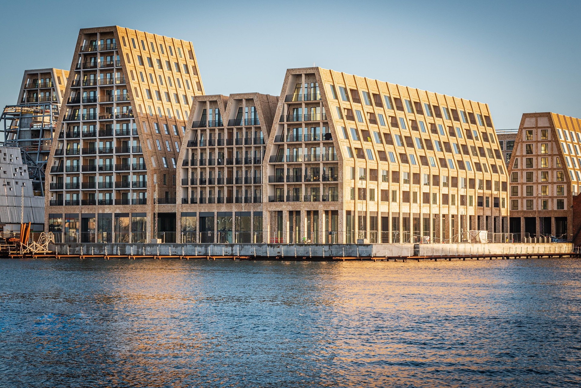 Papierinsel Kopenhagen – Moderne trapezförmige Architektur von Cobe im Hafen, Dänemark