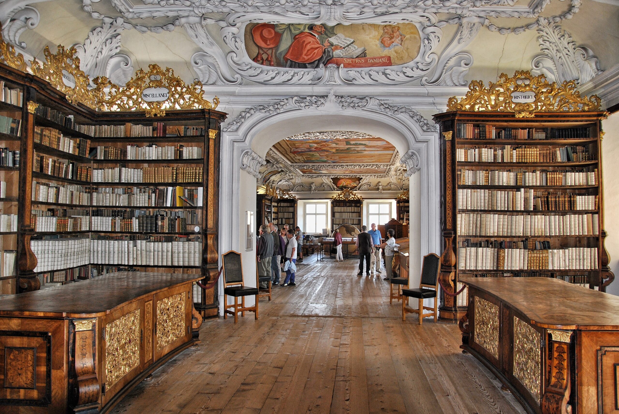 Barocke Bibliothek in österreichischem Kloster – Prunkvoller Buchsaal mit Fresken und Holztäfelung, Österreich