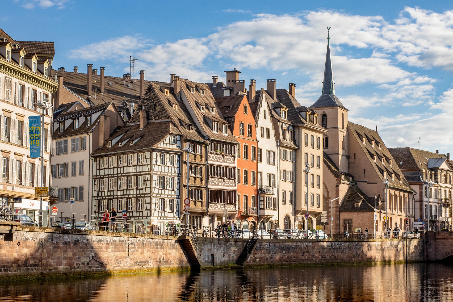 Straßburger Altstadt – Kanäle mit traditionellen Elsässer Häusern, Frankreich