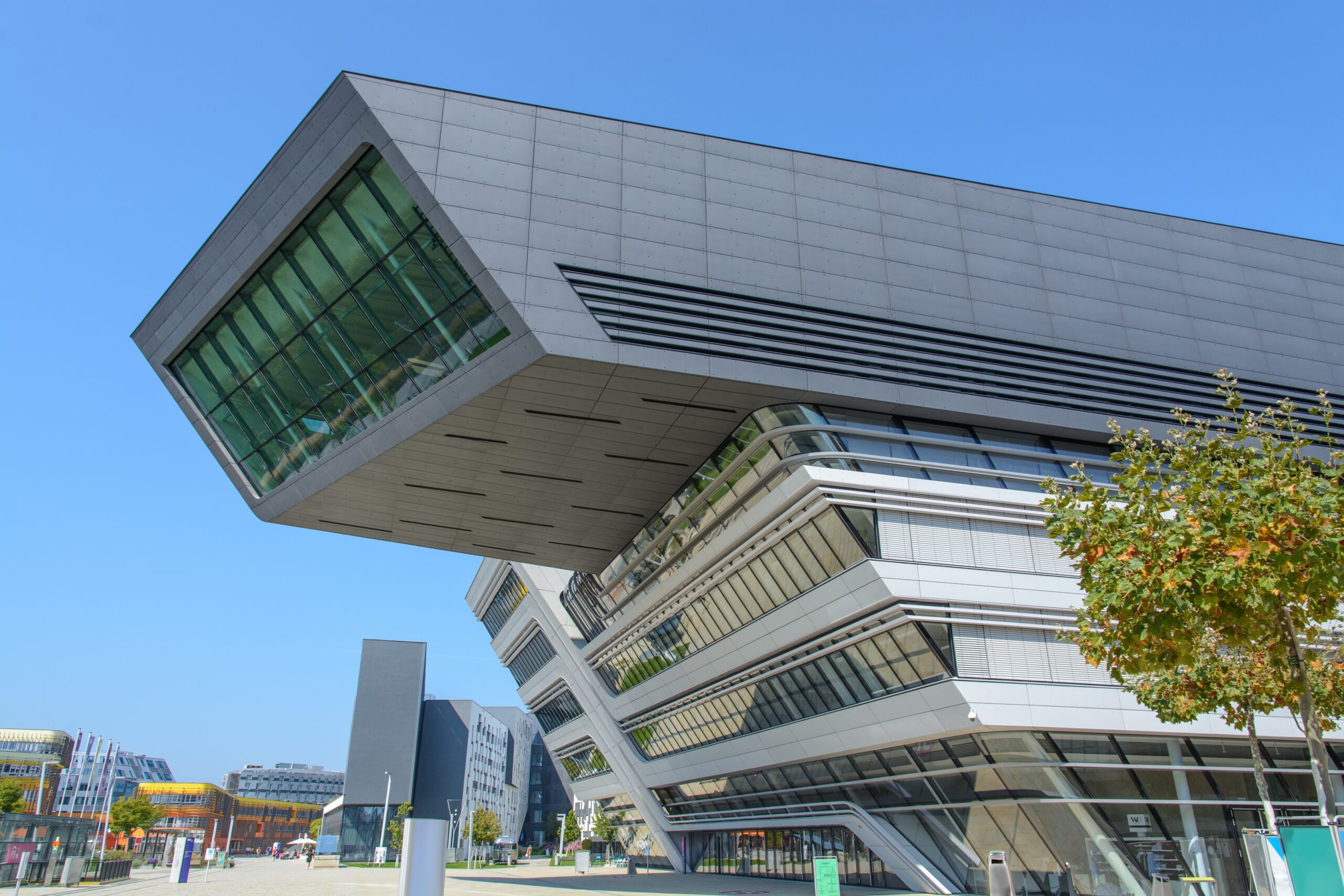 WU Wien Library & Learning Center – Zaha-Hadid-Architektur mit geschwungener Glas-Metall-Fassade am Welthandelsplatz, Österreich