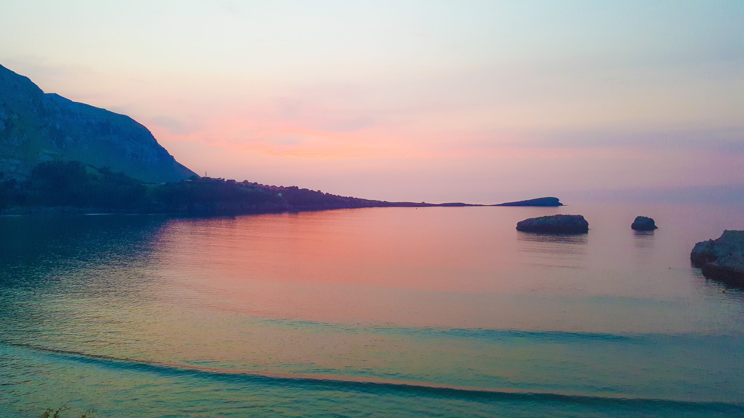 Cantabria – Felsküste mit Brandung und Strand beim Sonnenuntergang, Nordspanien