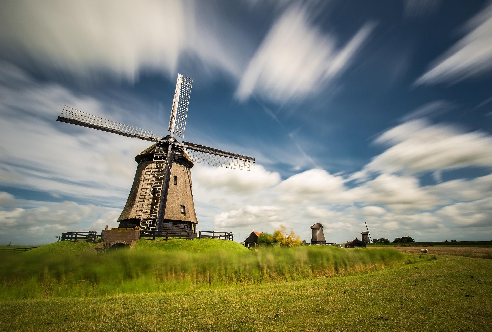 Windmühlen in den Niederlanden – Traditionelle Holländer-Windmühlen unter blauem Himmel, Niederlande