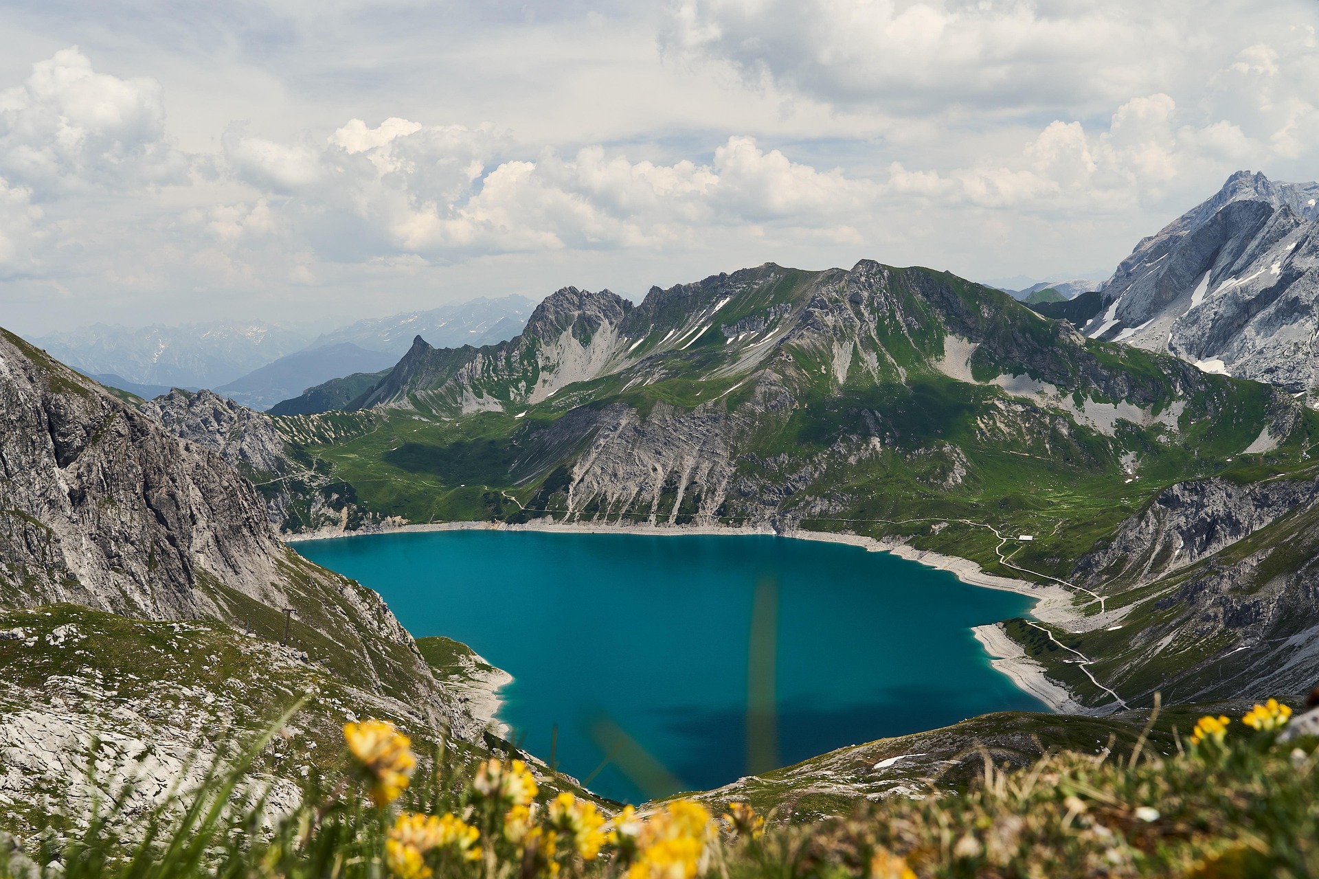 Lünersee im Brandnertal – Türkisfarbener Gebirgssee mit Dreitausendern und Panoramaweg, Vorarlberg, Österreich.