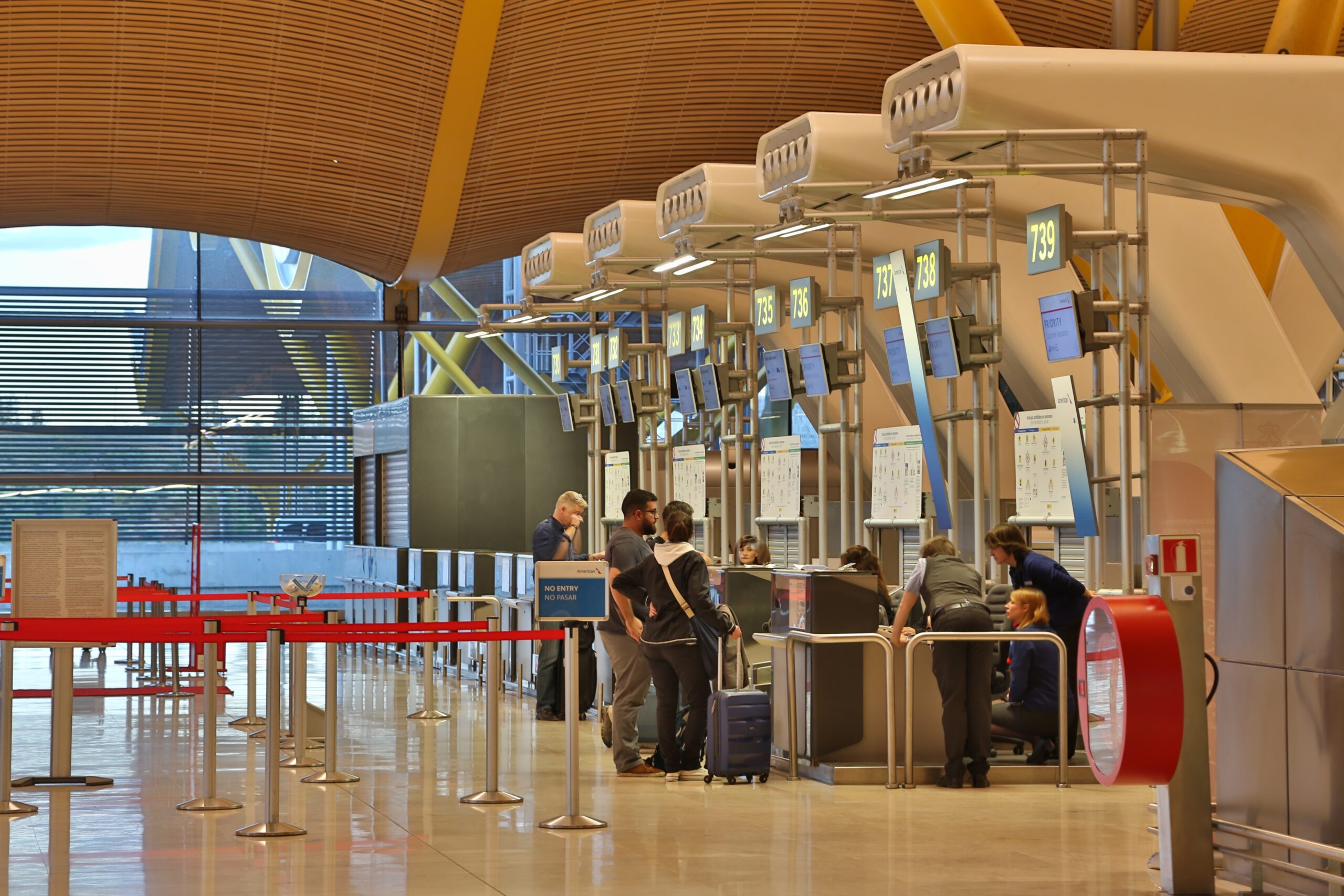 Flughafen Madrid – Passagiere bei der Check-in-Anmeldung, Spanien