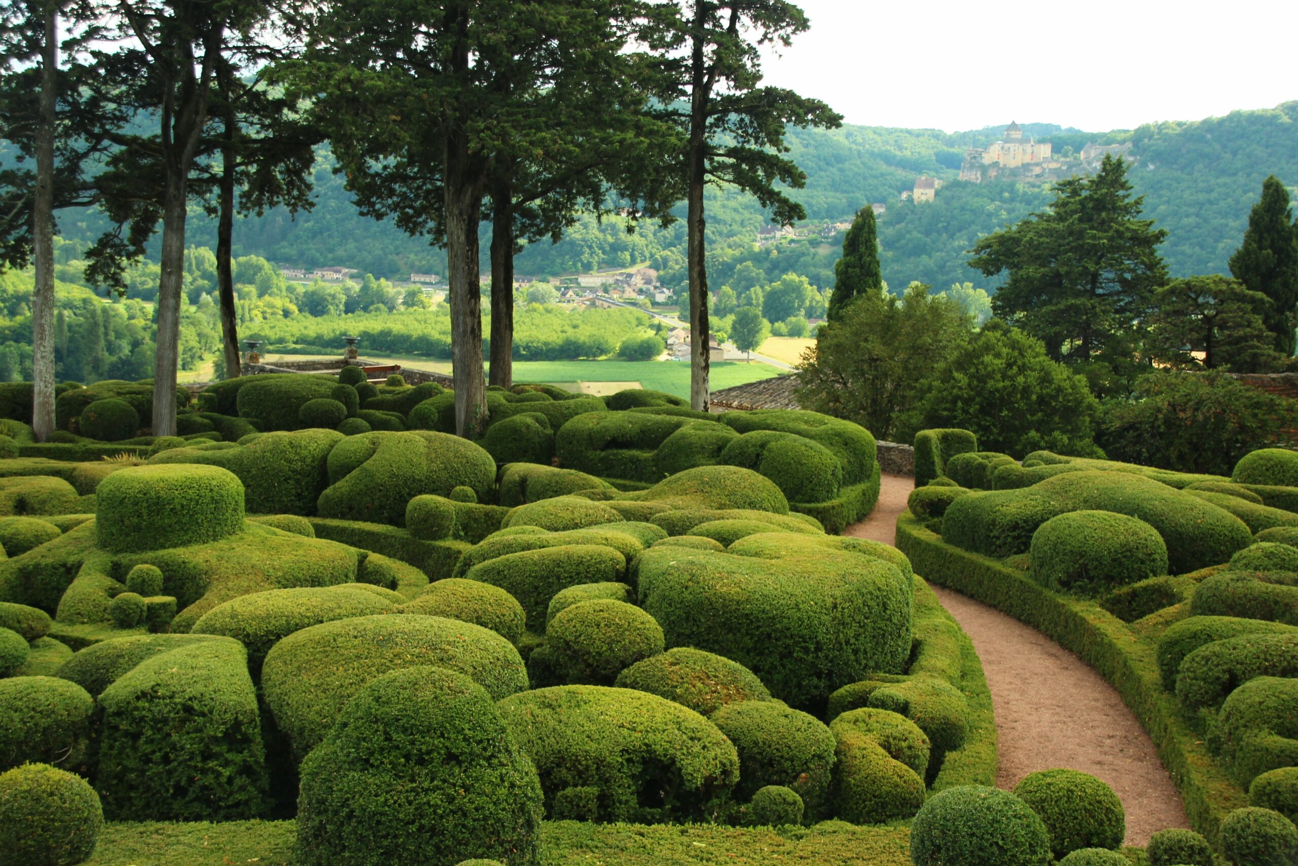 Gärten von Marqueyssac – Blick über die Dordogne mit steinartigen Busch-Skulpturen, Frankreich