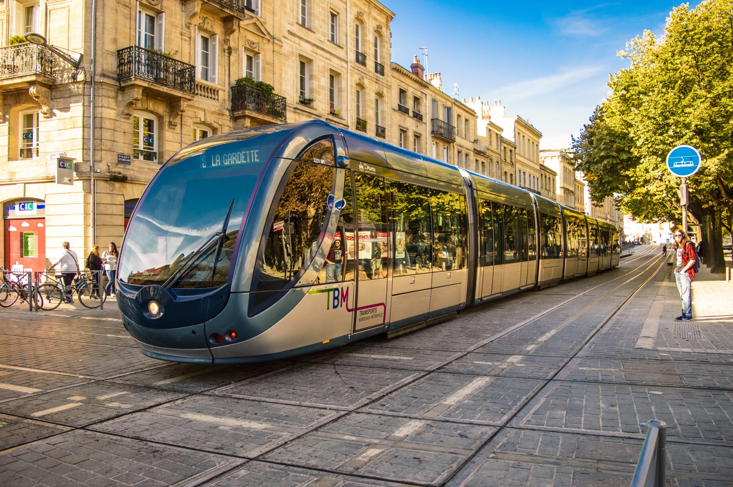 Bordeaux – Moderne Straßenbahn vor historischer Fassade, Frankreich