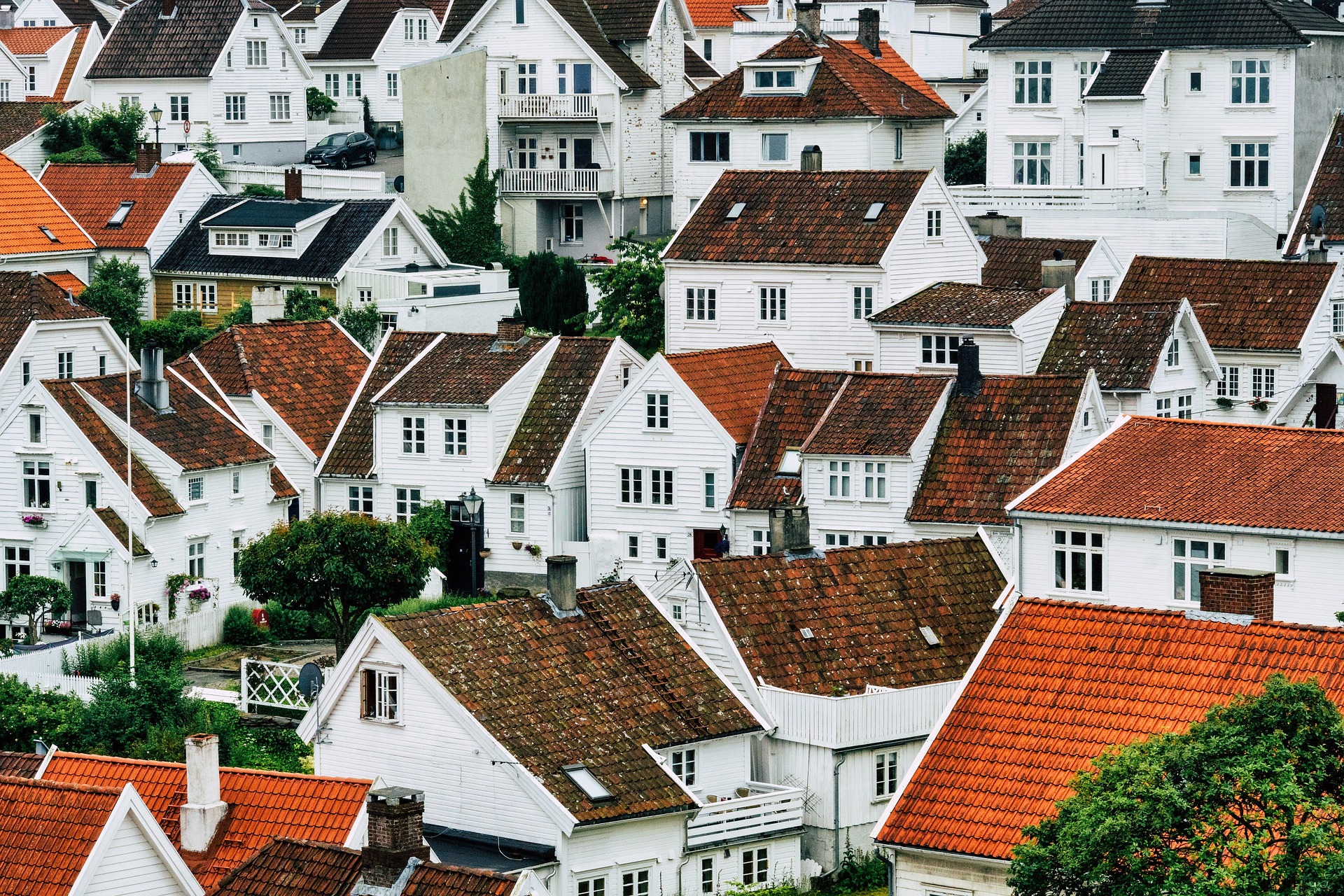 Norwegen – Typische weiße Wohnhäuser mit Walmdach, Norwegen