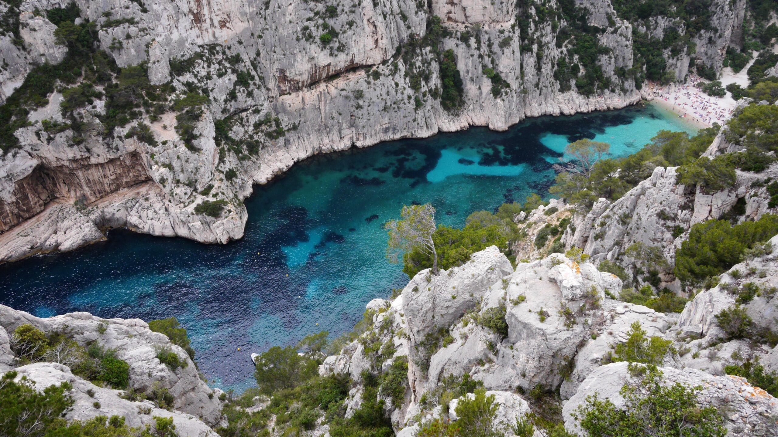 Calanque Frankreich – Türkisfarbenes klares Wasser zwischen weißen Felsen, Mittelmeerküste, Frankreich