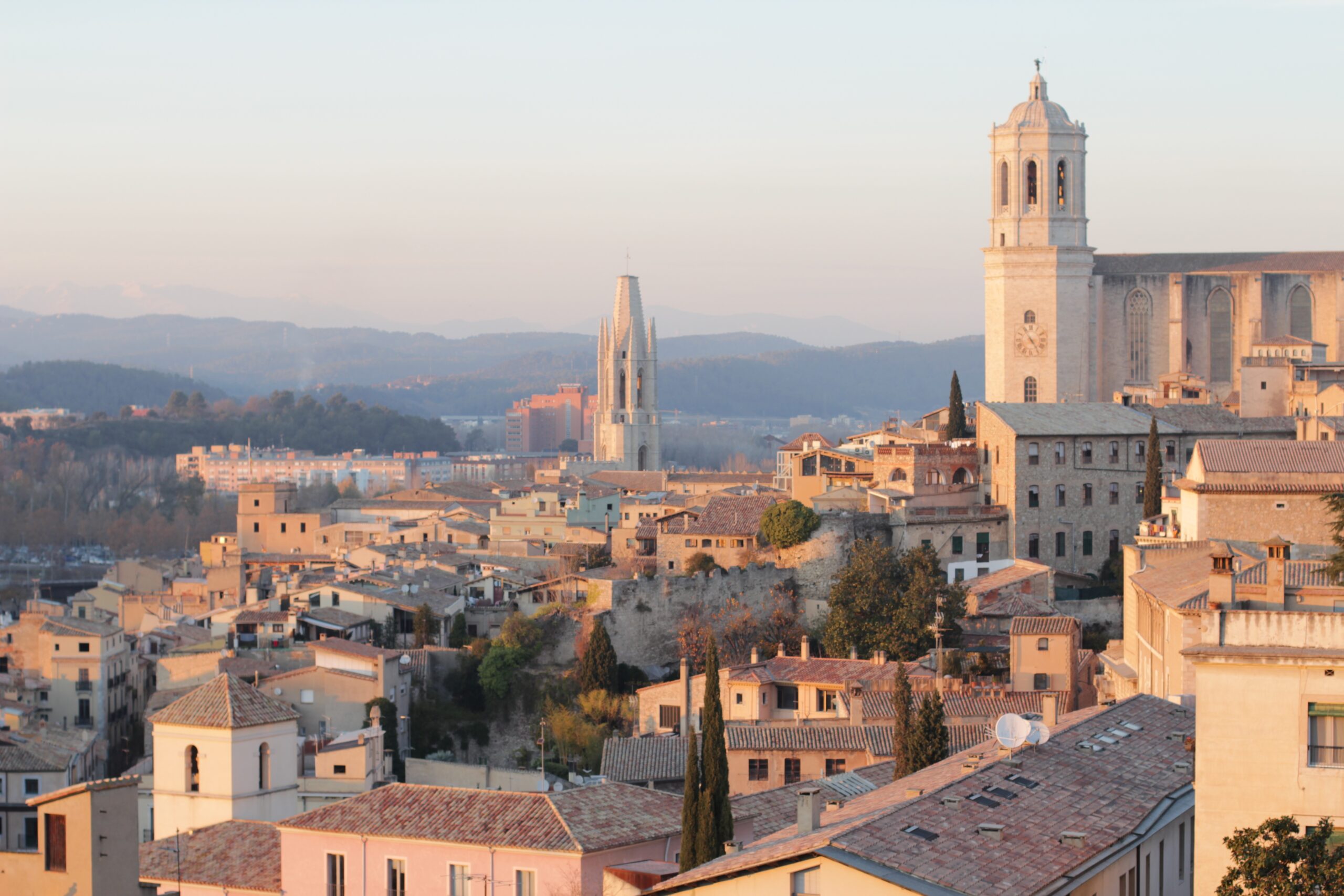 Kathedrale Santa Maria, Girona, Spanien – Gotische Stadtansicht, beleuchtet vom warmen Licht des Sonnenuntergangs.