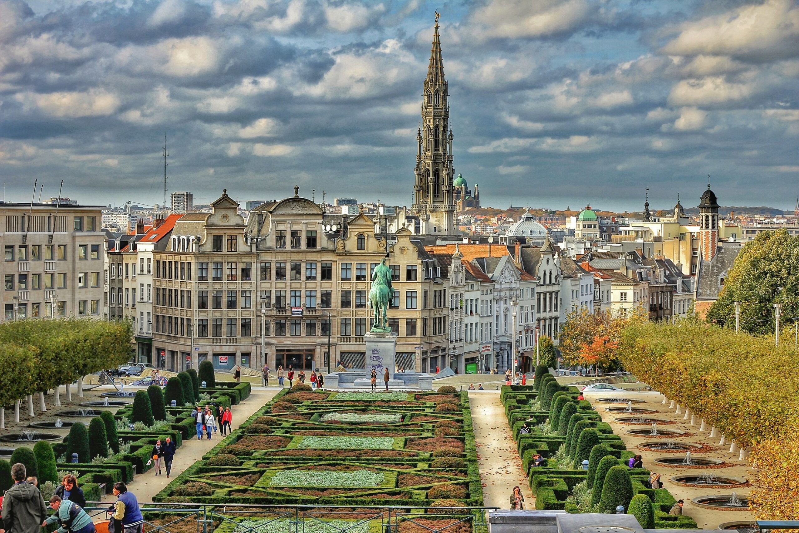 Grand Place Brüssel – Historischer Platz mit Springbrunnen und Denkmal, Belgien