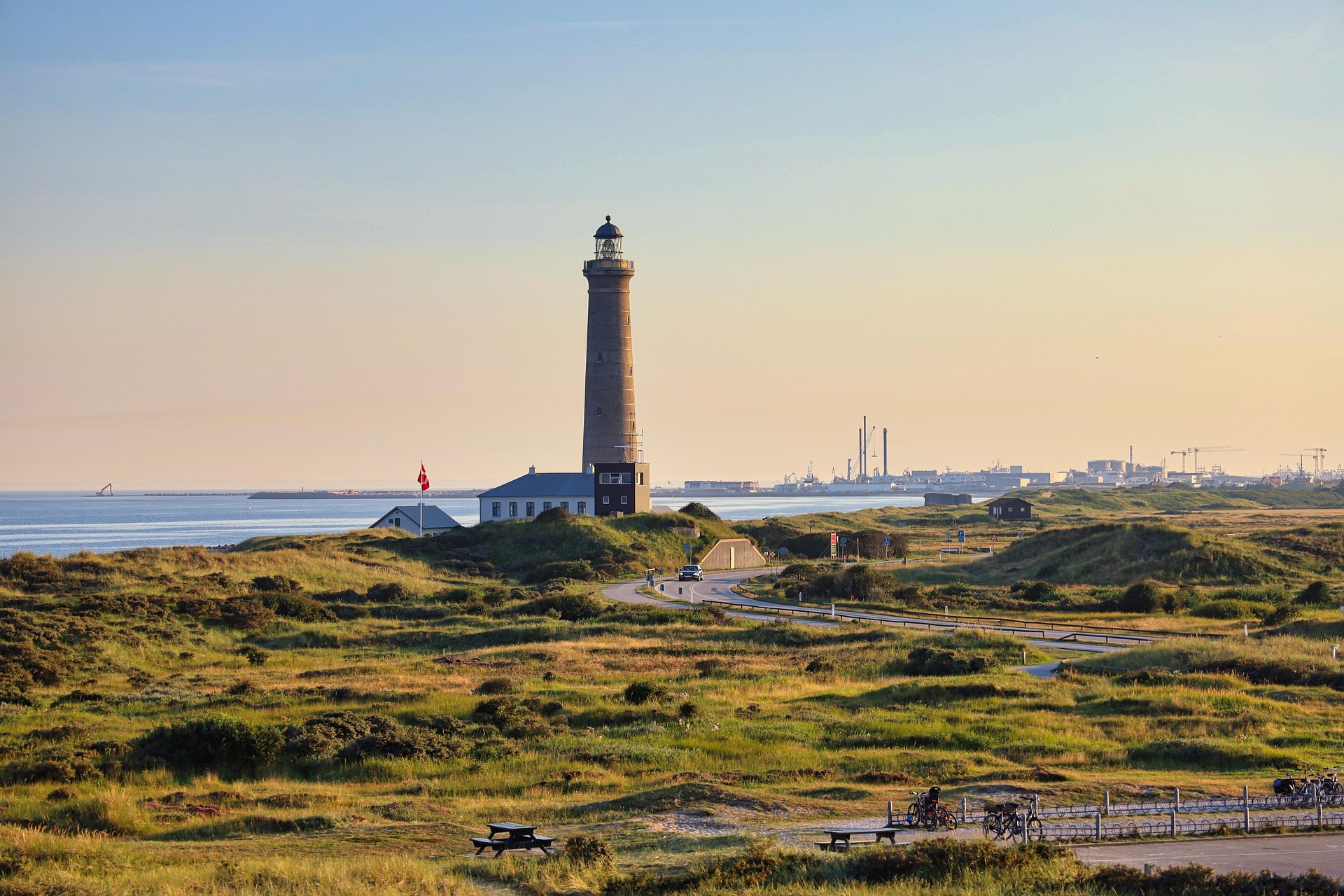 Dänemark – Panorama mit Hügel und Leuchtturm an der Nordseeküste, Dänemark